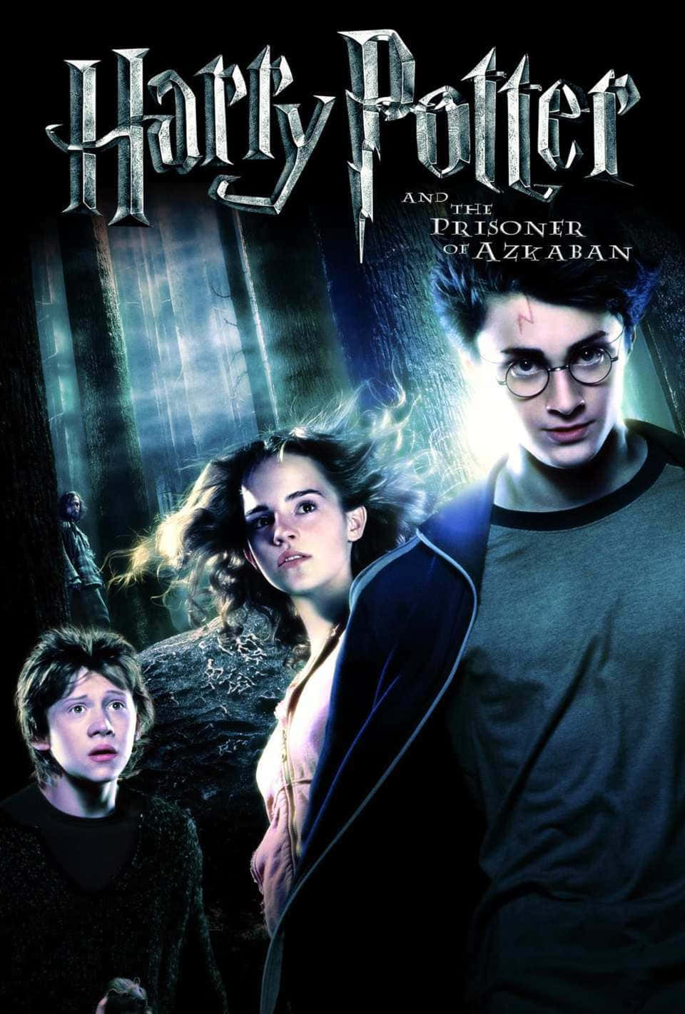 The Prisoner Of Azkaban 桌布 壁紙 — 哈利波特 妙麗和榮恩站在黑暗神秘森林中，上方有發光的藍色光芒和電影標題。