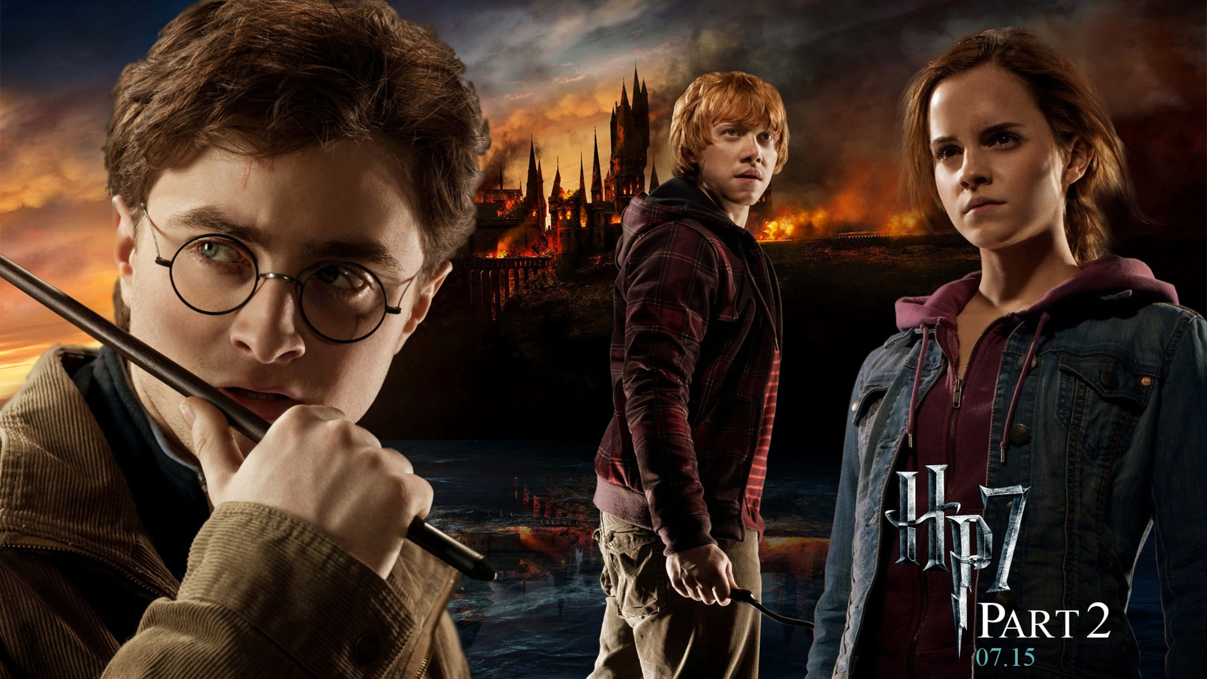 Harry Potter 4K 桌布 壁紙 — 哈利波特、榮恩和妙麗在日落時分，堅定地站在燃燒的霍格華茲城堡前。