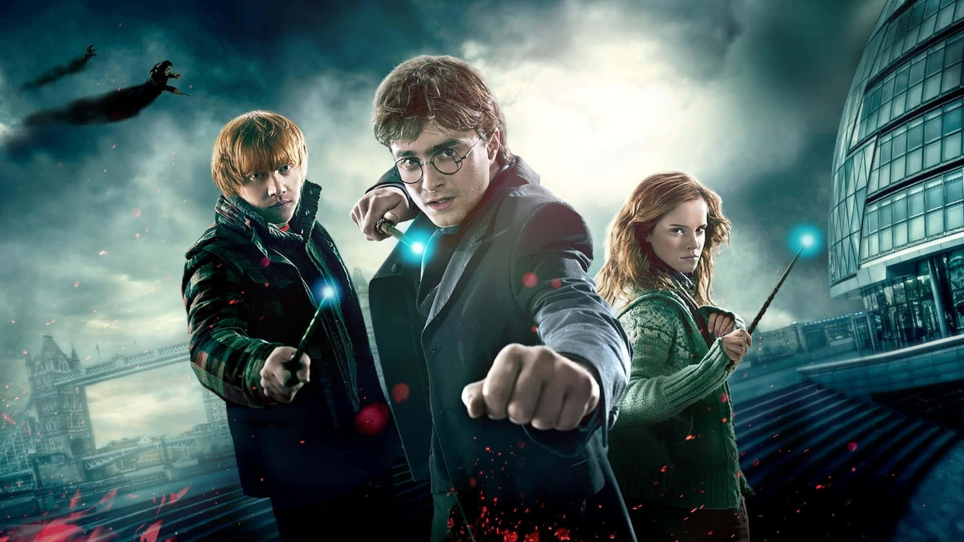 Hermione Granger 桌布 壁紙 — 哈利波特、榮恩和妙麗準備好，魔杖發光，魔法火花在風暴中的倫敦天際線飛舞。
