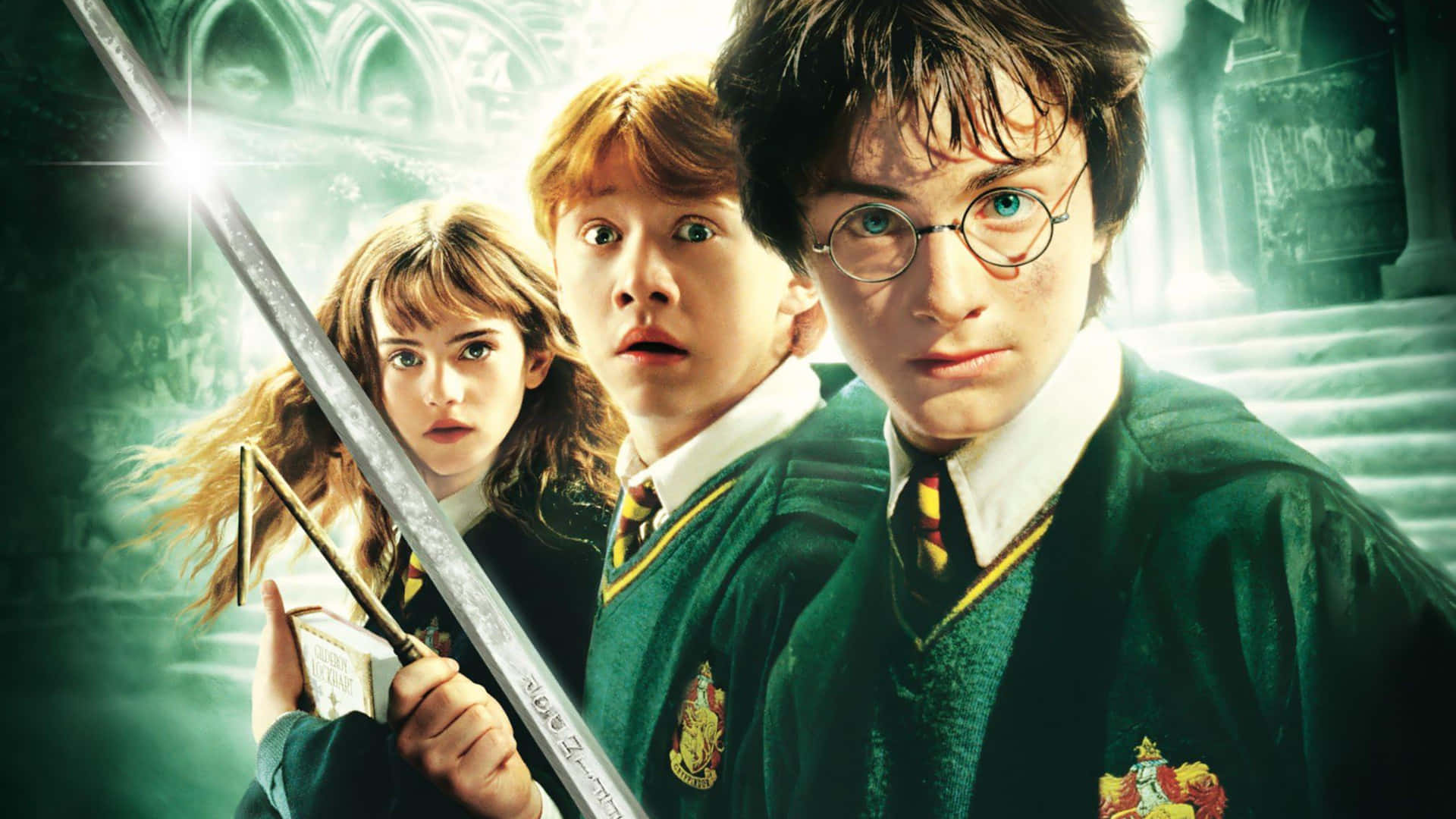 Hermione Granger 桌布 壁紙 — 哈利波特、榮恩和妙麗穿著霍格華茲制服，手持魔杖，在神秘的石头走廊中有一把發光的劍。