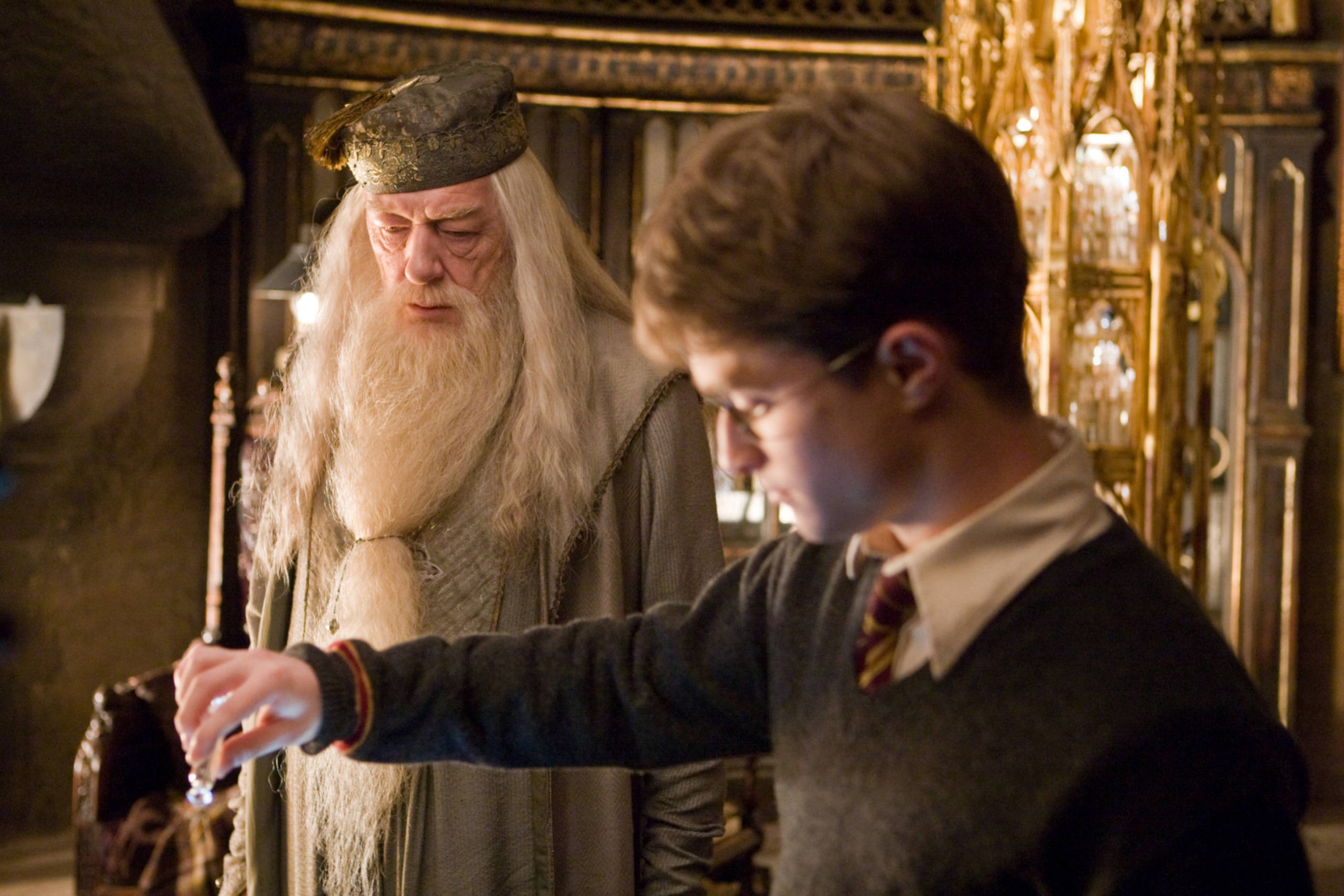 dumbledore 桌布 壁紙 — 哈利波特向鄧不利多伸出手，在一個燈光昏暗、裝飾華麗的房間裡，有金色吊燈和中世紀裝飾。