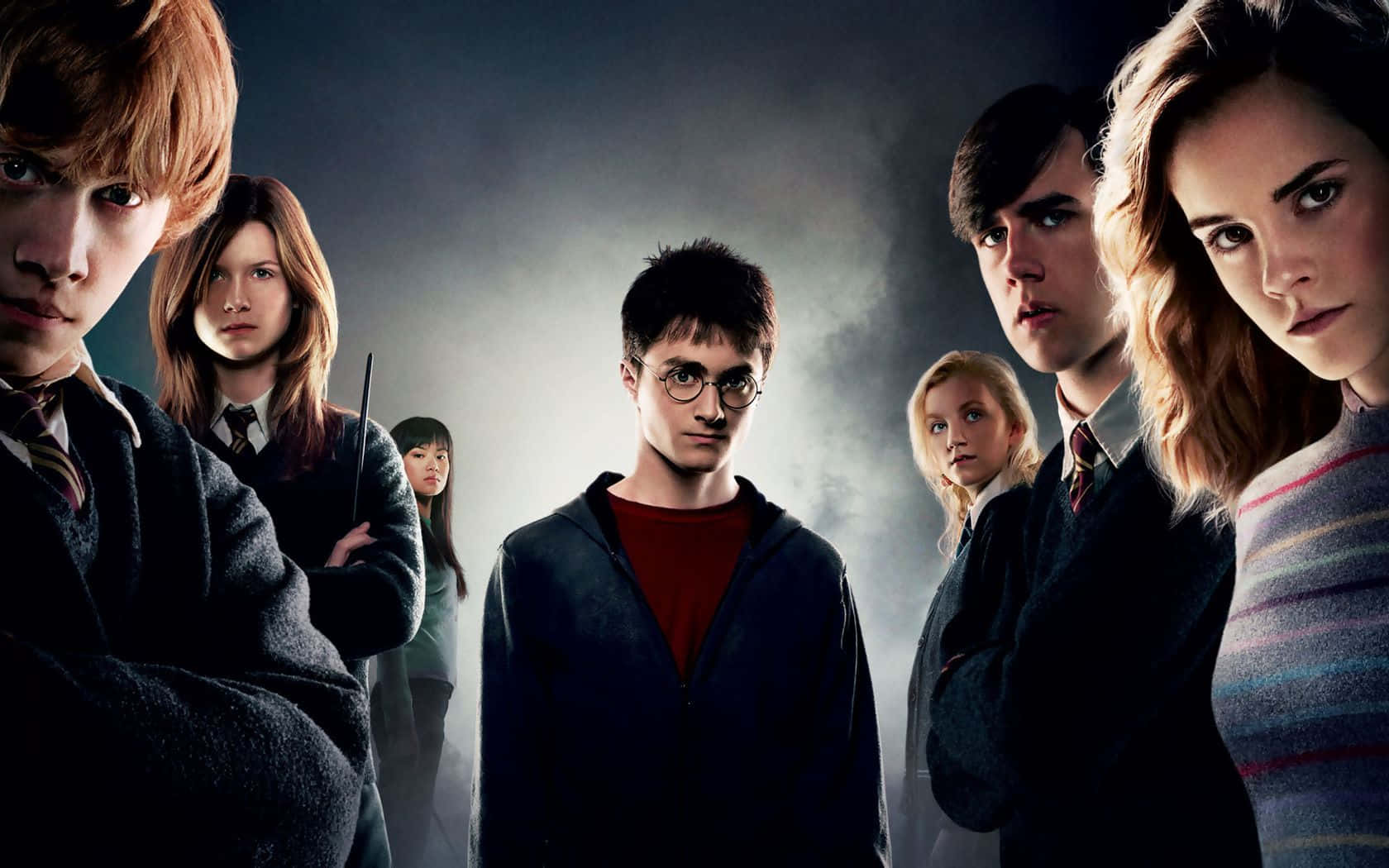 Harry Potter All Characters 桌布 壁紙 — 哈利波特和他的朋友們站在一個煙霧瀰漫、燈光昏暗的房間裡，表情嚴肅而堅定。