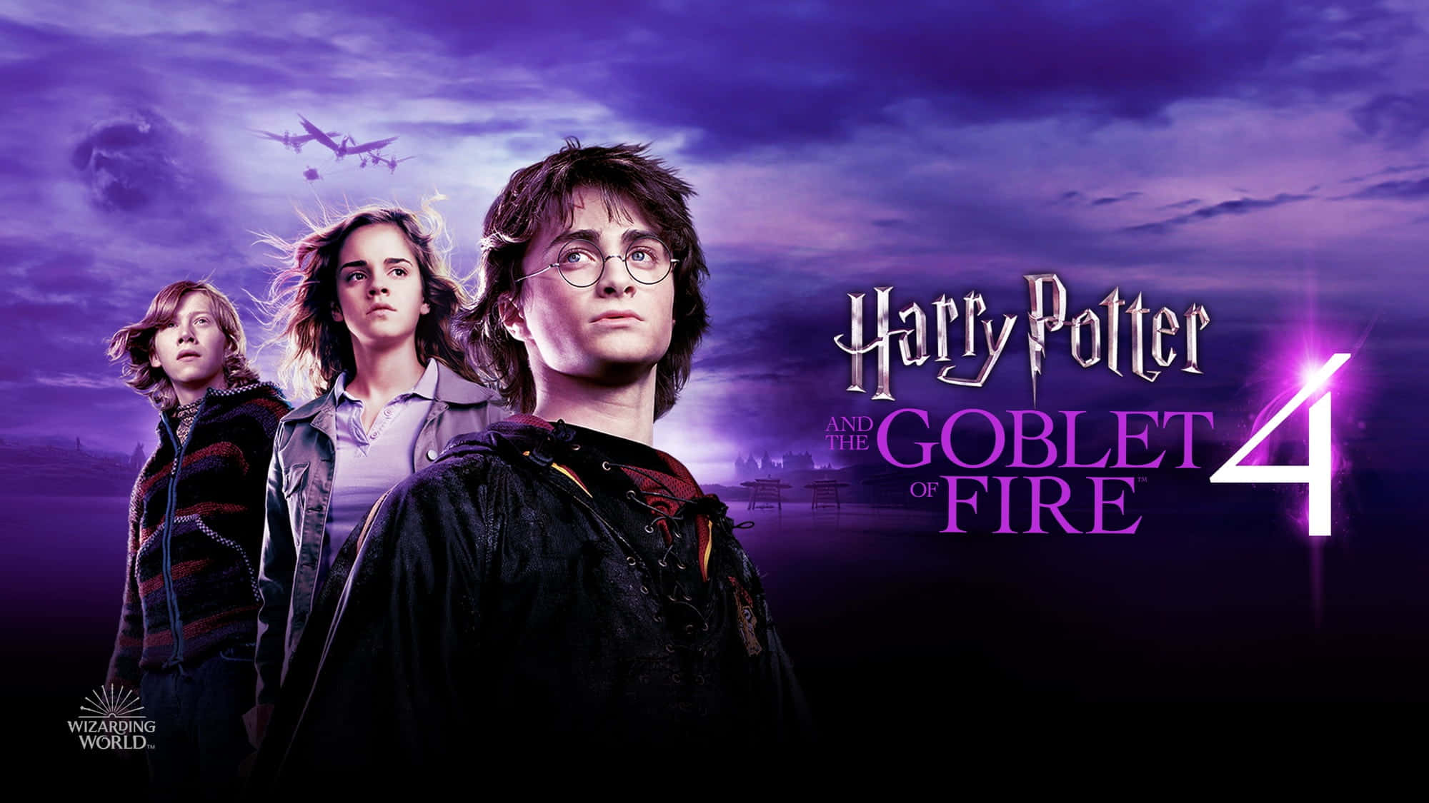 Golden Trio 桌布 壁紙 — 哈利波特和朋友們在戲劇性的紫色暮色天空下，莊嚴地站著，背景有飛天掃帚和城堡剪影。