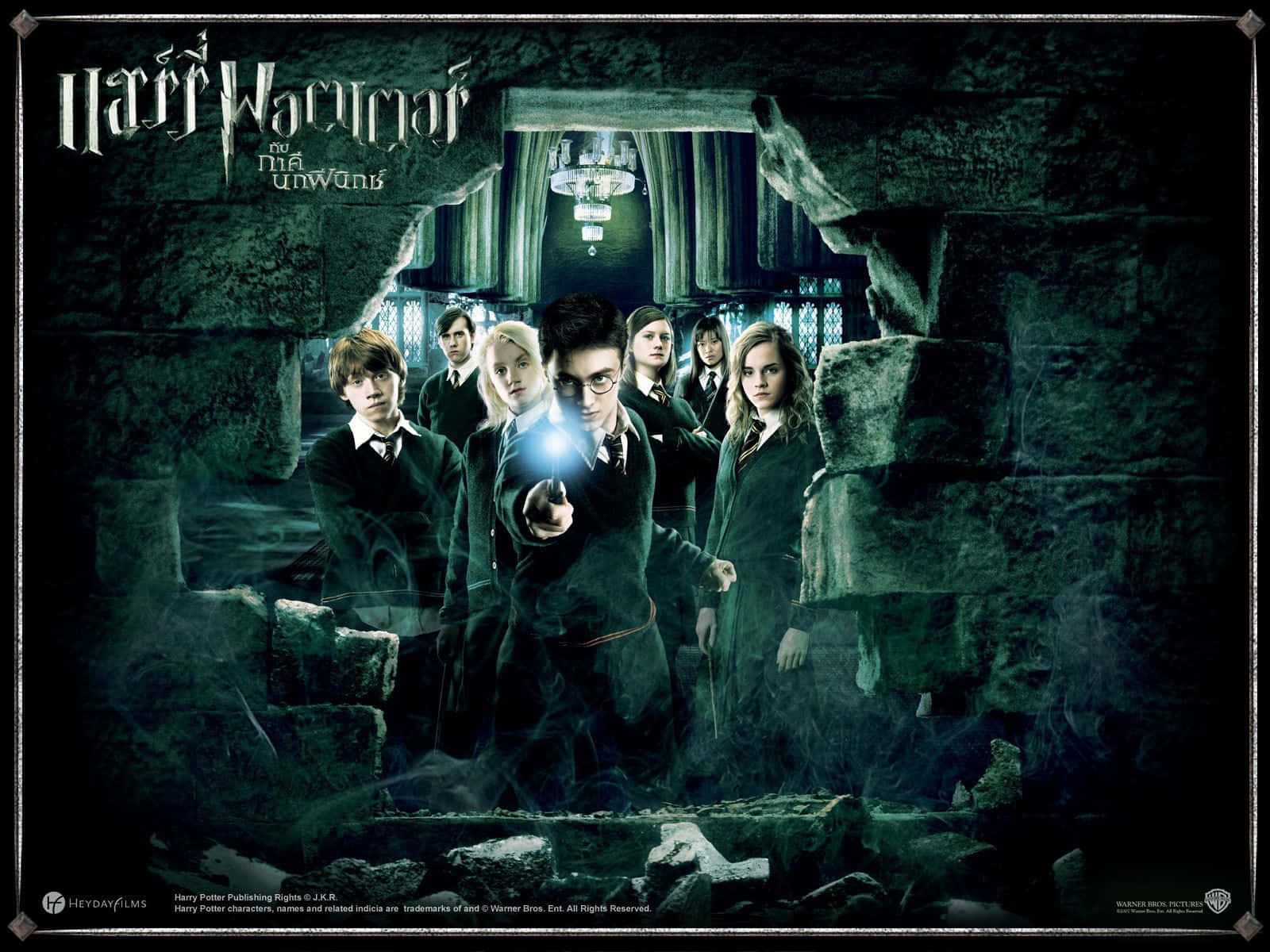 Harry Potter All Characters 桌布 壁紙 — 哈利波特和朋友們站在一個破損的石室中，手持魔杖，發出發光的咒語，背景中懸掛著吊燈。