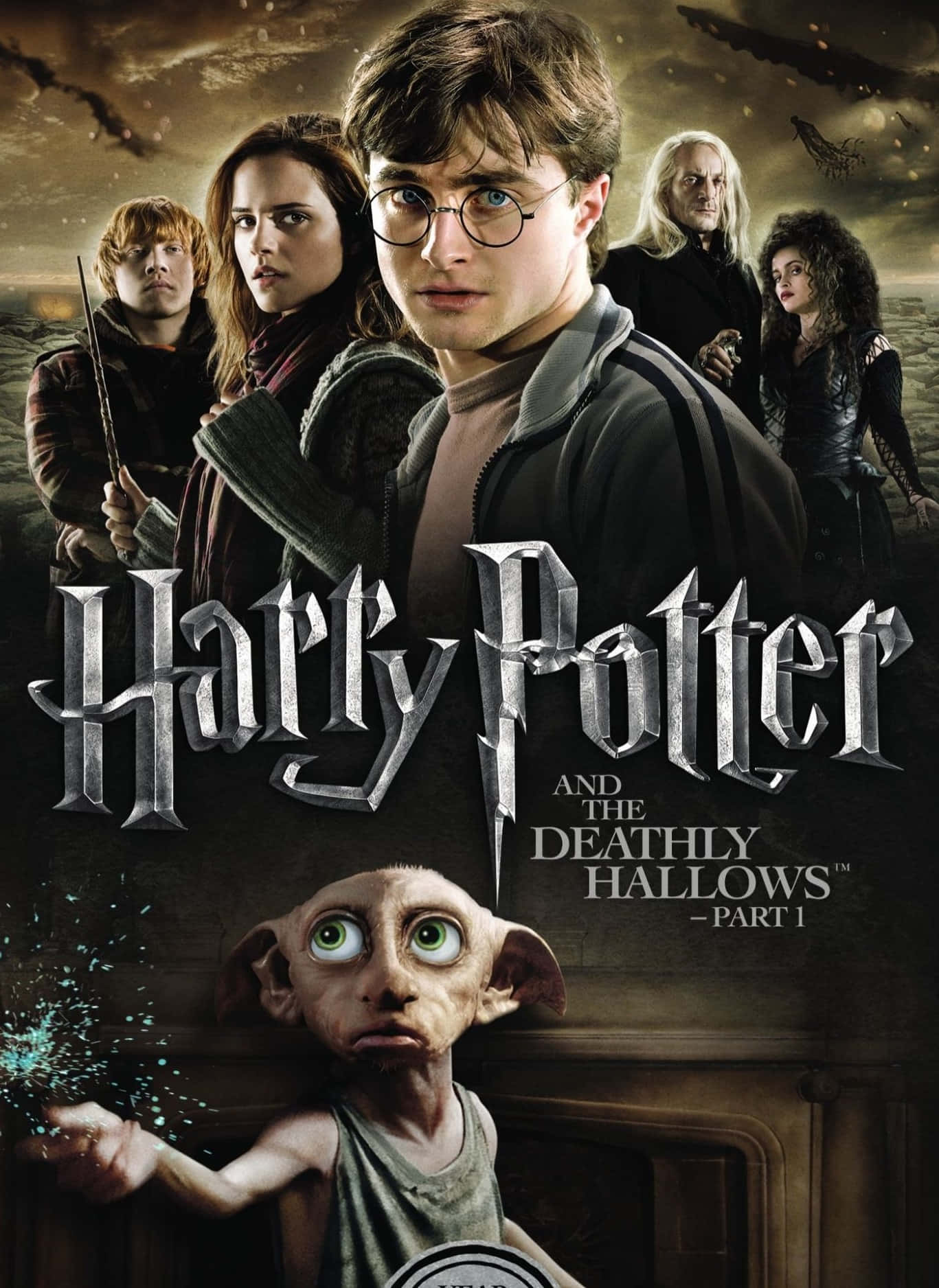 The Deathly Hallows 桌布 壁紙 — 哈利波特和朋友們莊嚴地站在暴風雨的天空下，家庭小精靈多比在下方閃爍著魔法仰望。