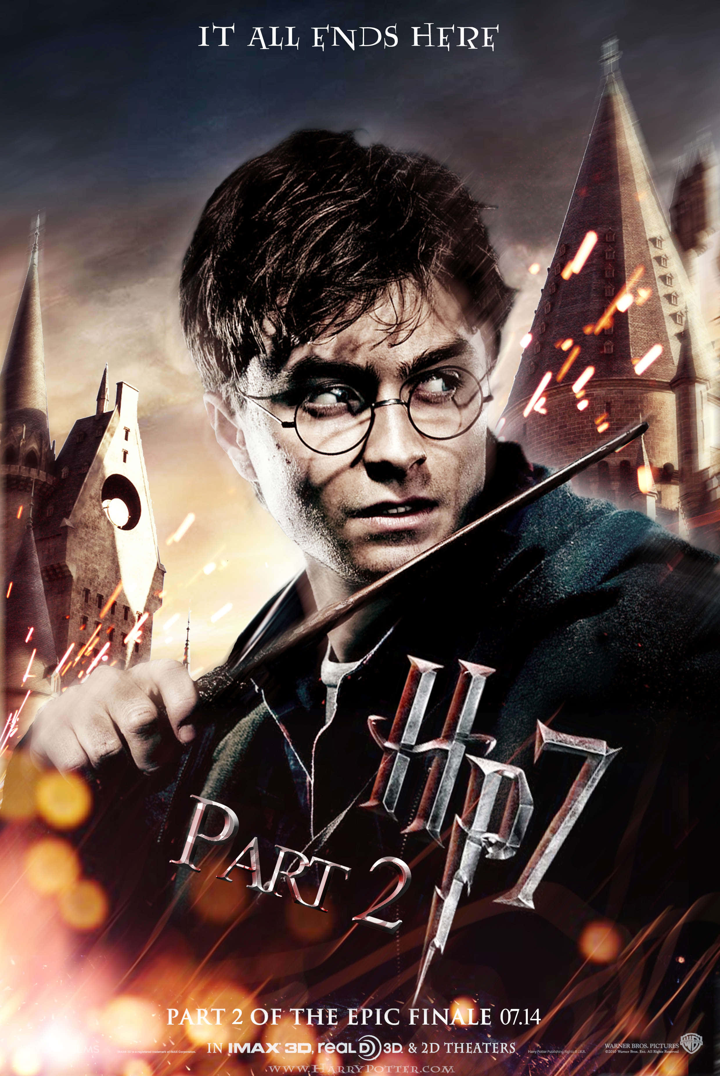 The Deathly Hallows 桌布 壁紙 — 哈利波特在史詩般的戰鬥中，在霍格華茲塔樓的火焰背景下，堅定地揮動魔杖。