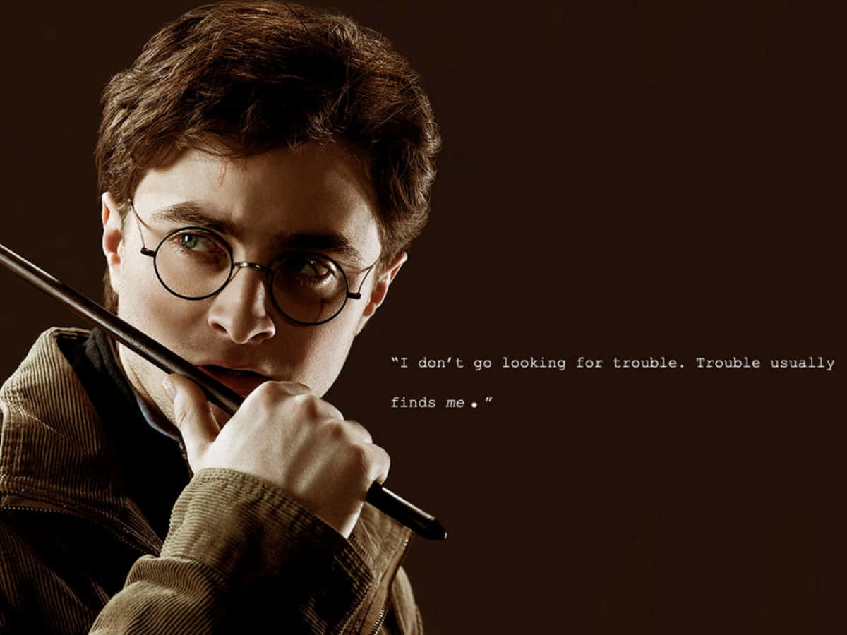 Harry Potter Quotes 桌布 壁紙 — 哈利波特在深棕色背景上，將魔杖靠近嘴唇，專注地凝視，並帶有引文覆蓋。