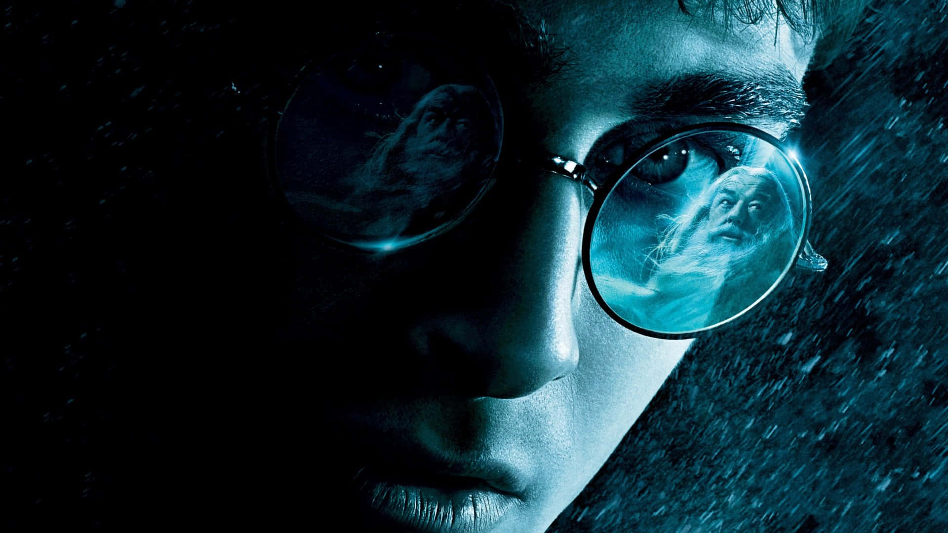 dumbledore 桌布 壁紙 — 哈利波特在雨中的臉部特寫，他的眼鏡反射出冰藍色調的幽靈鄧不利多。