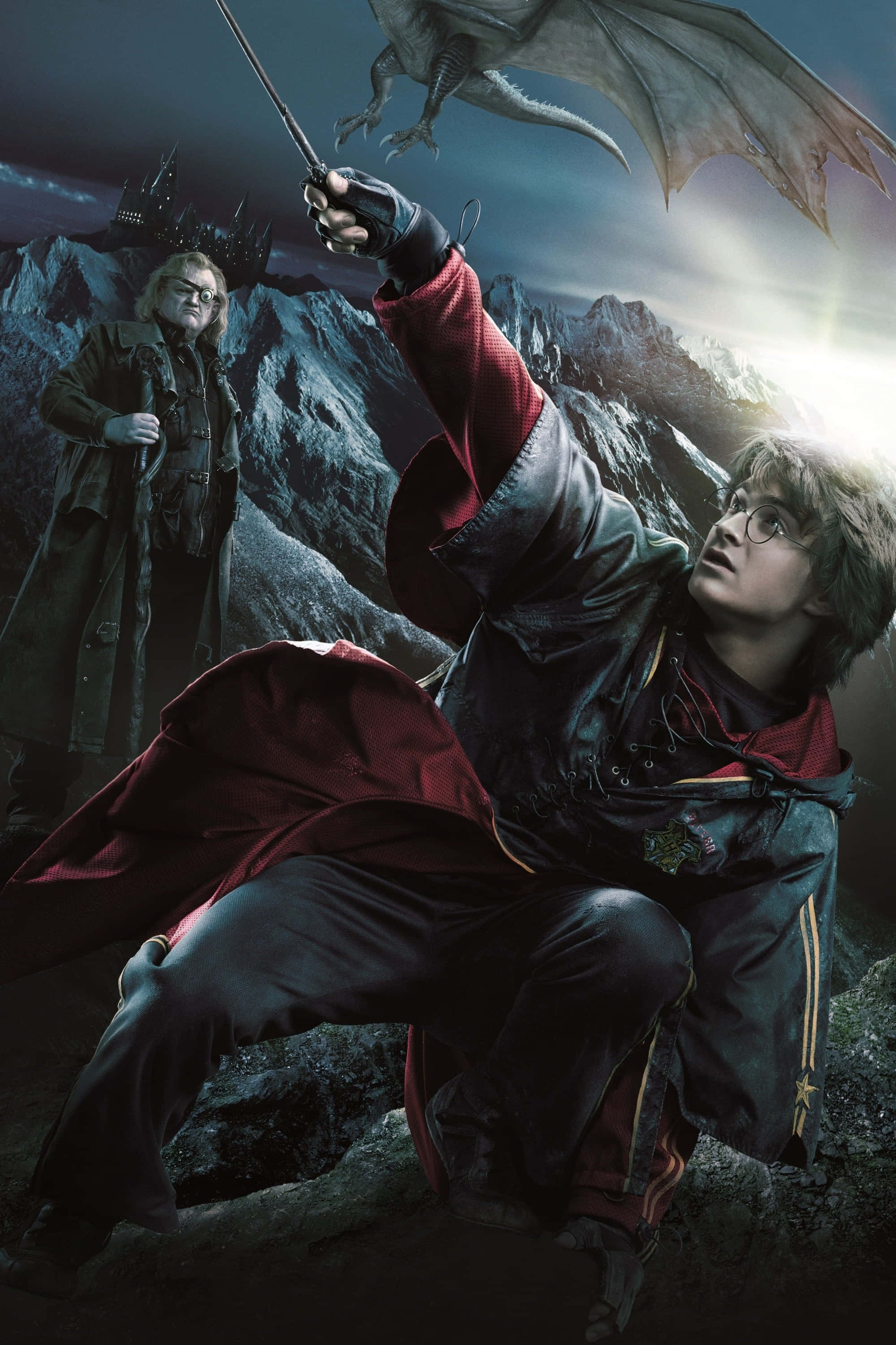 The Goblet Of Fire 桌布 壁紙 — 哈利波特在雪山頂揮動魔杖對抗一條龍，鄧不利多在附近觀看。