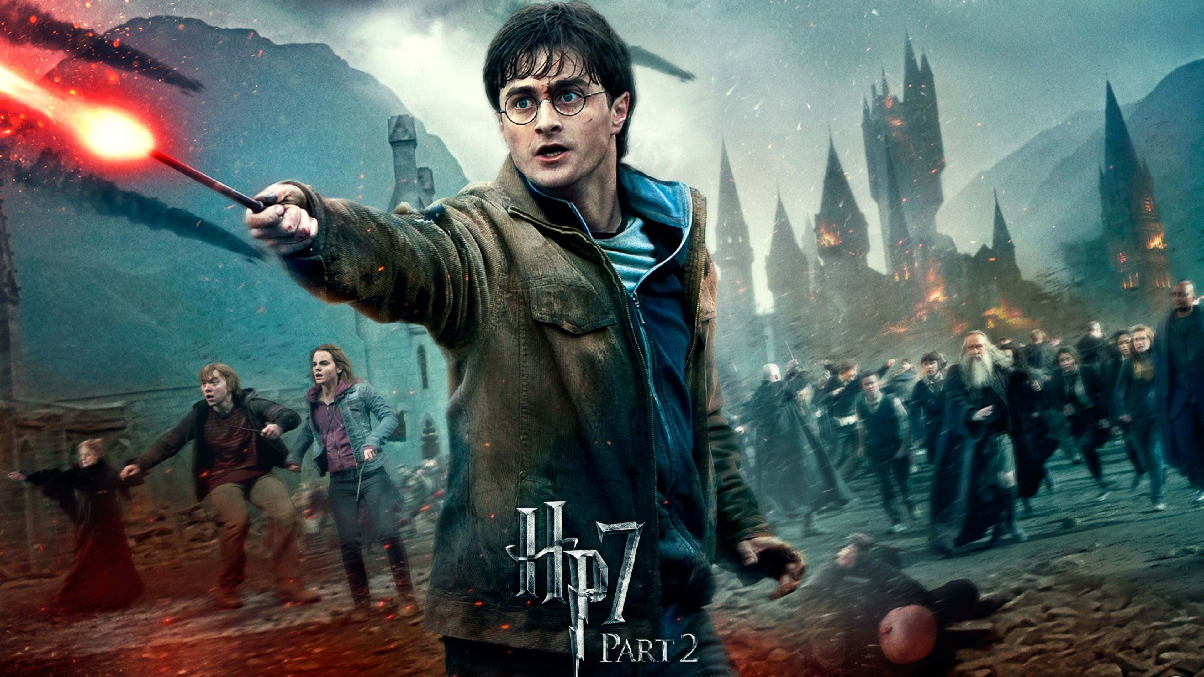 Harry Potter 4K 桌布 壁紙 — 哈利波特在霍格華茲的混亂戰鬥中揮舞著發光的紅色魔杖，與學生和黑巫師在烈火毀滅中對抗。