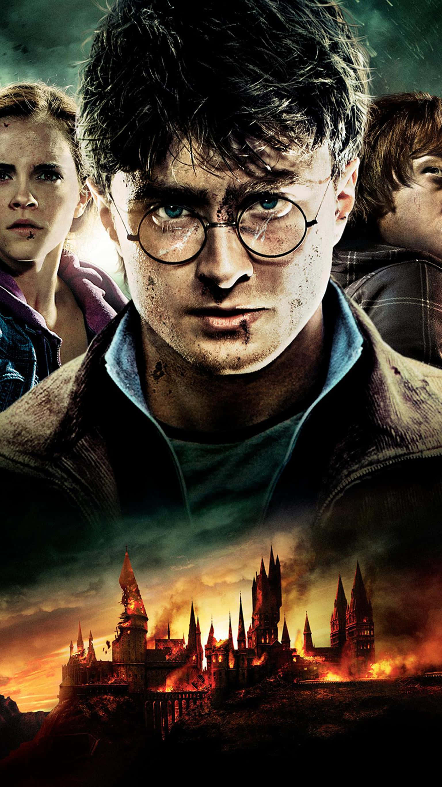 The Deathly Hallows 桌布 壁紙 — 哈利波特堅定地凝視著，身後霍格華茲在火紅的天空下燃燒。