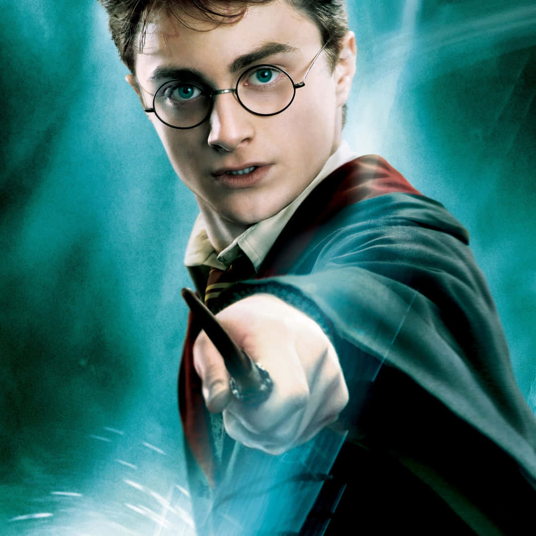 Harry Potter Profile 桌布 壁紙 — 哈利波特將魔杖向前指，專注地看著魔法火花在發光的青綠色背景中飛舞。