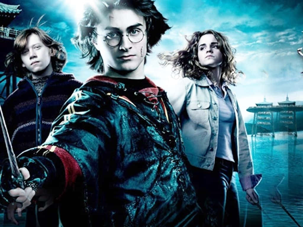 Golden Trio 桌布 壁紙 — 哈利波特揮舞魔杖，榮恩和妙麗站在他身邊，背景是神秘的藍天和漂浮的城堡。