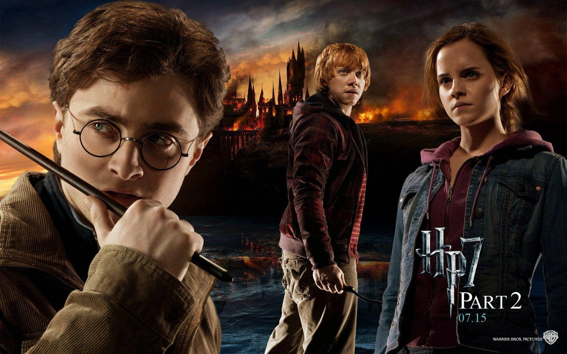 Ron Weasley 桌布 壁紙 — 哈利波特榮恩和妙麗在黃昏時分堅定地站在燃燒的霍格華茲城堡前。