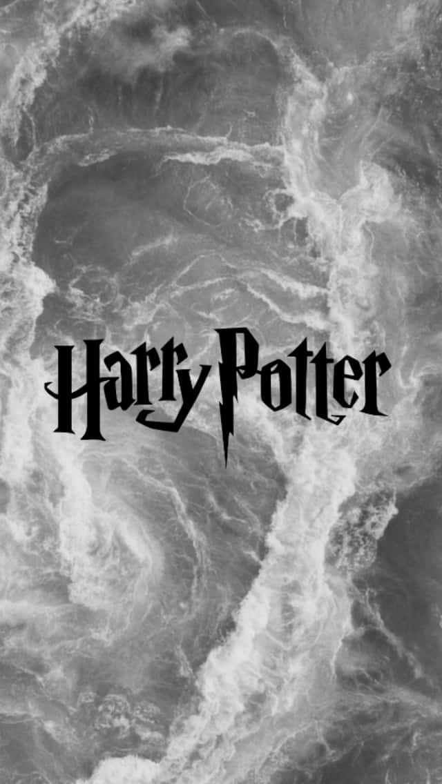 Harry Potter Black And White 桌布 壁紙 — 哈利波特標誌以哥德式字體疊加在黑白漩渦大理石紋理上。