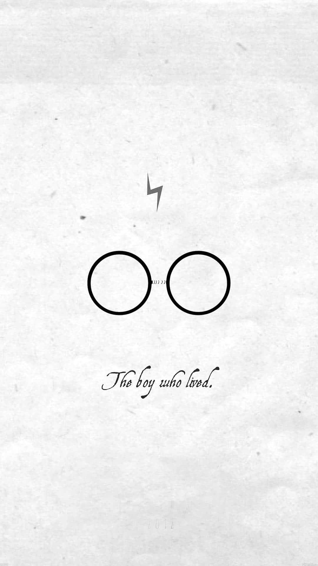 Harry Potter Black And White 桌布 壁紙 — 哈利波特的標誌性圓眼鏡和閃電疤痕的極簡黑白插圖，印在紋理紙上，附有草書文字。