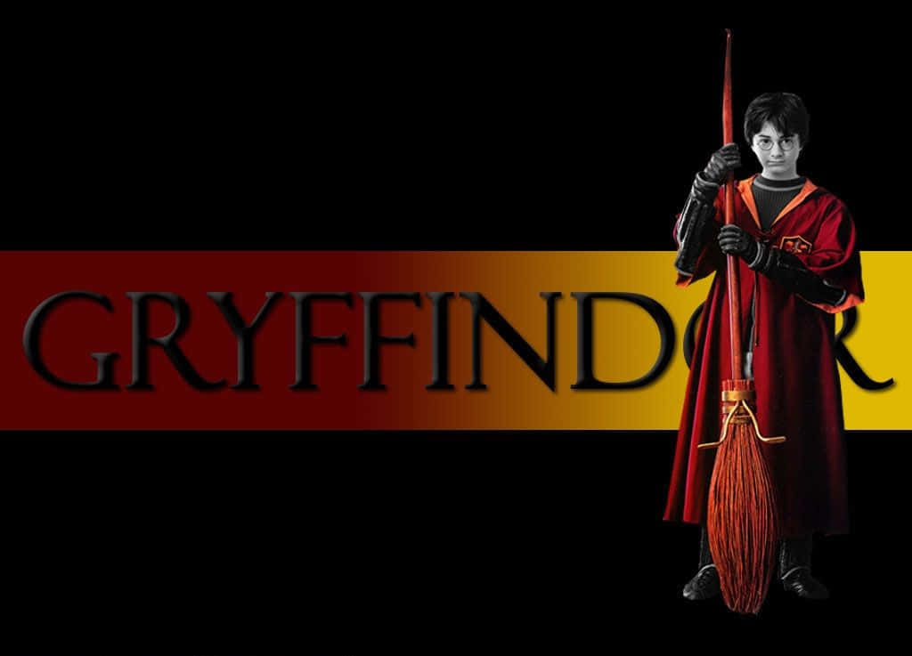 Harry Potter Gryffindor 桌布 壁紙 — 哈利波特穿著葛萊芬多長袍，手持掃帚，背景為黑色，並有紅金兩色的橫幅顯示學院名稱。