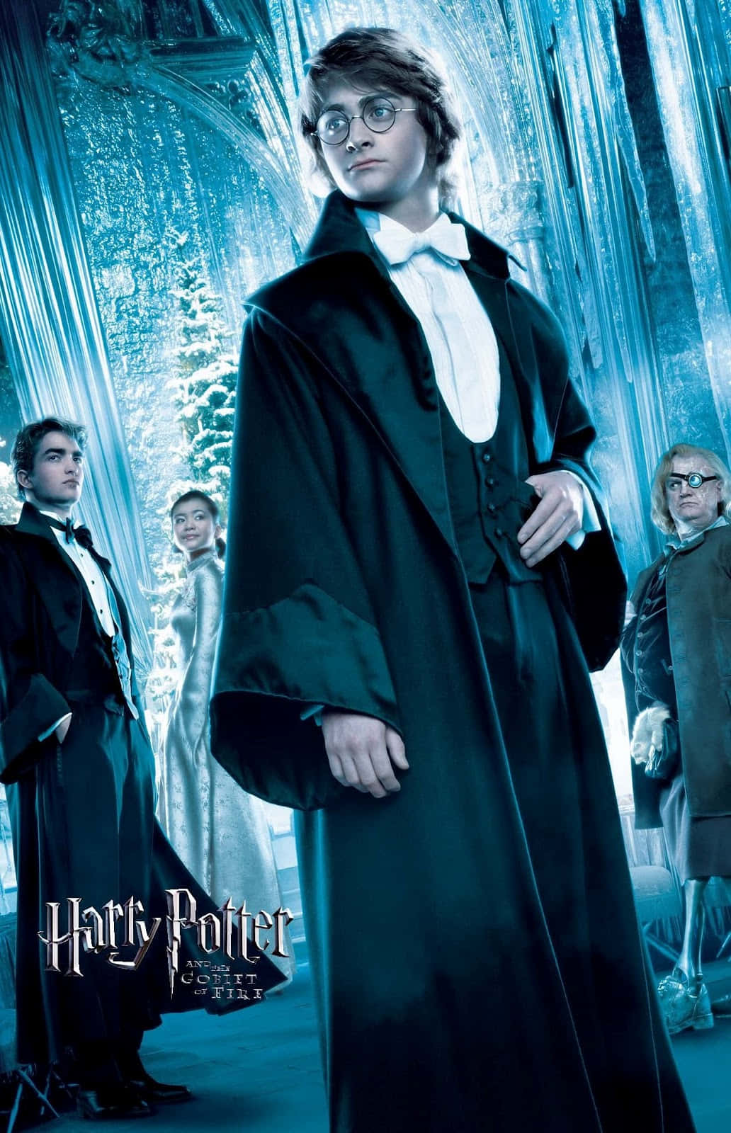 The Goblet Of Fire 桌布 壁紙 — 哈利波特站在一個宏偉的冰廳中，朋友們在他身後，沐浴在藍色魔法光芒下。