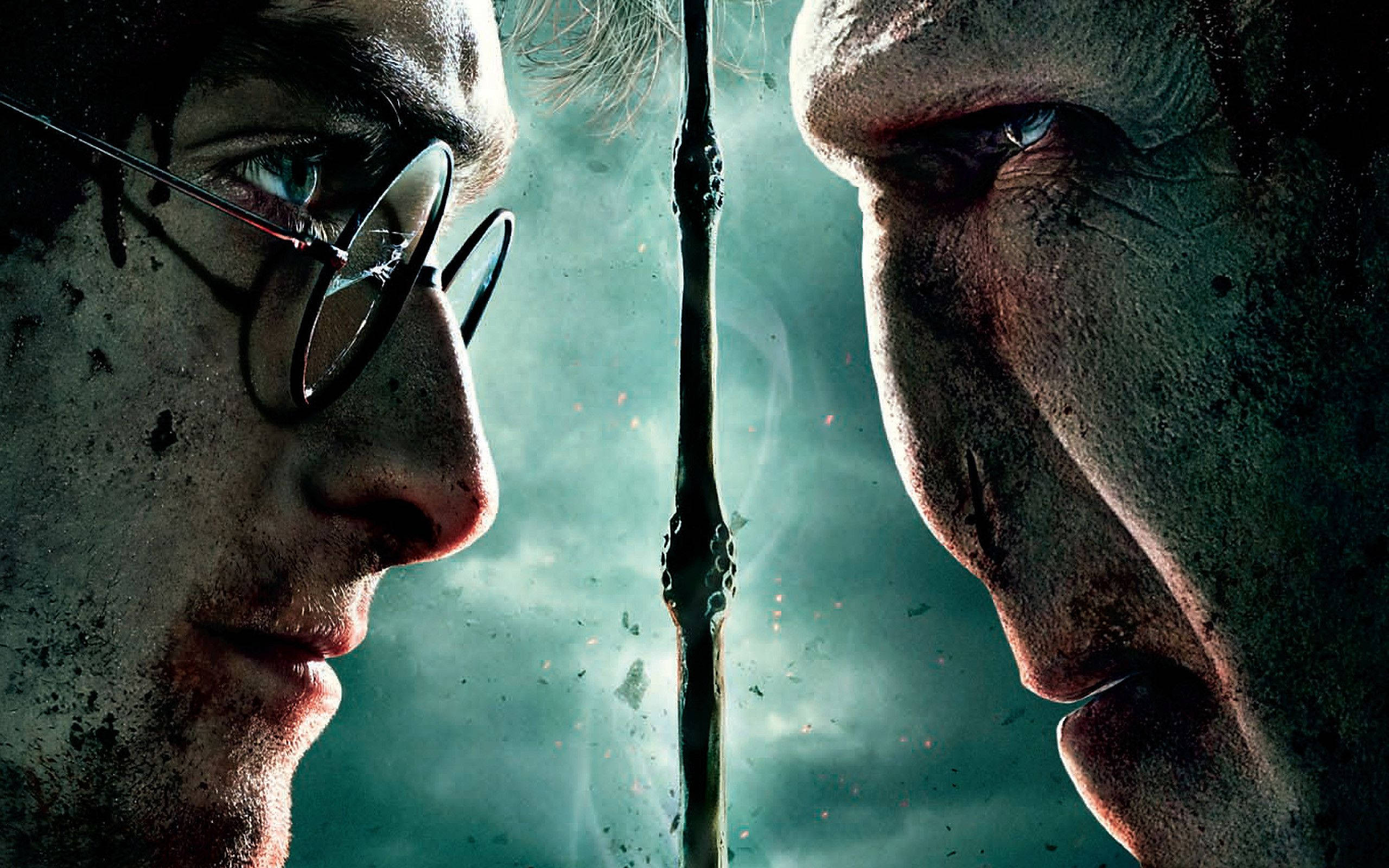 voldemort 桌布 壁紙 — 哈利波特與佛地魔在暴風般的綠色迷霧中，魔杖交鎖，進行一場緊張的魔法對決。