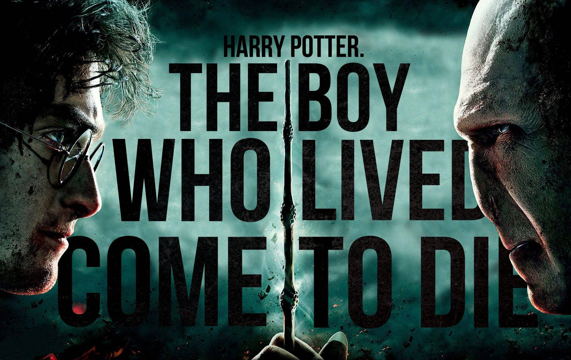 Lord Voldemort 桌布 壁紙 — 哈利波特與佛地魔在黑暗風暴場景中對峙，魔杖將文字分開在他們之間。