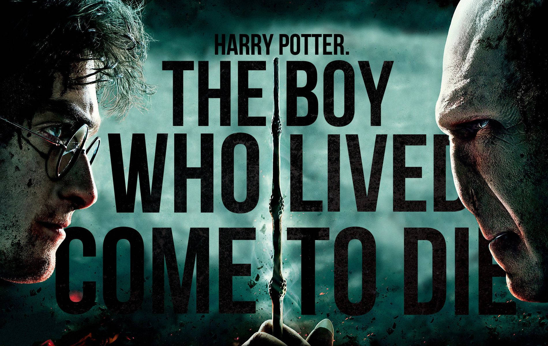 Lord Voldemort 桌布 壁紙 — 哈利波特與佛地魔在黑暗風暴場景中對峙，魔杖將文字分隔在他們之間。