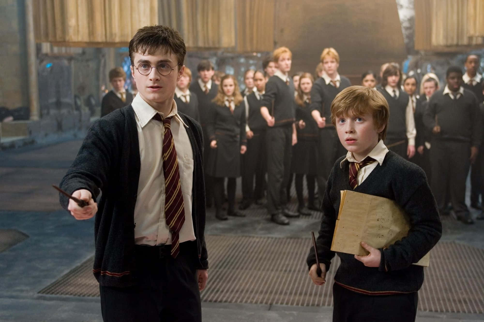 Dumbledore's Army 桌布 壁紙 — 哈利波特與榮恩·衛斯理在霍格華茲大禮堂面對一群穿校服的學生。
