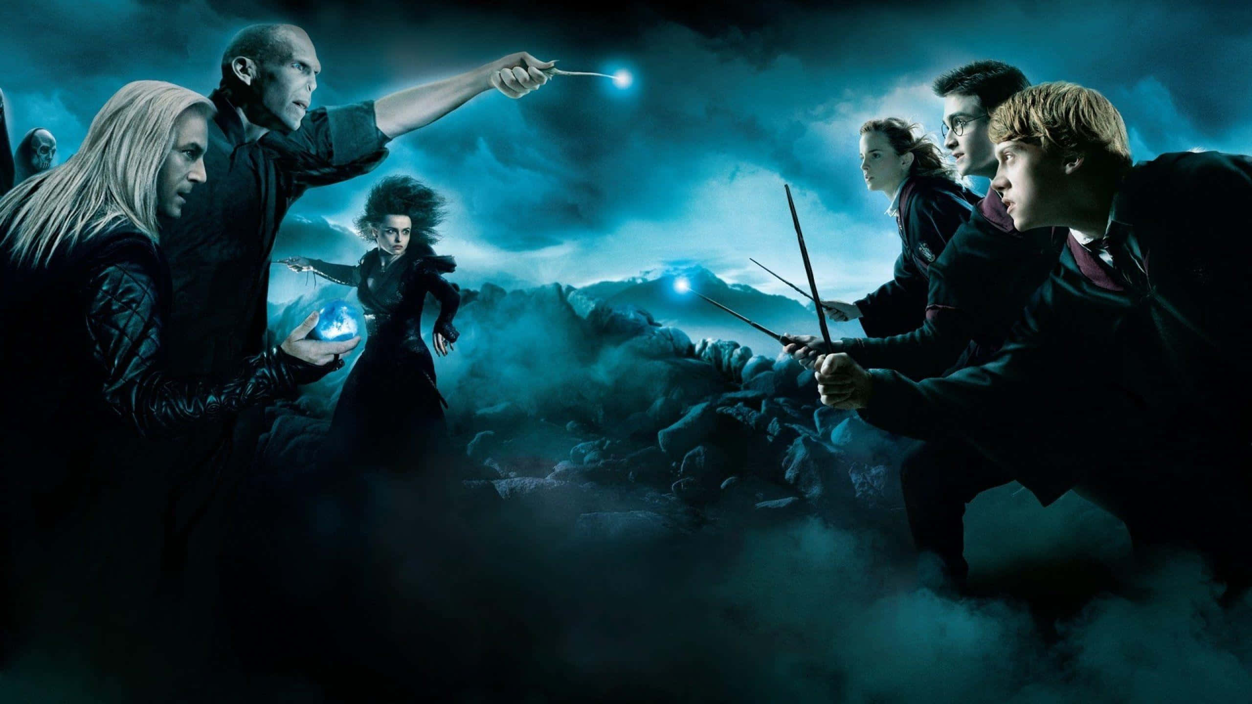 Harry Potter All Characters 桌布 壁紙 — 哈利波特與盟友在暴風雨的天空下與佛地魔和食死人進行戲劇性的魔法決鬥。