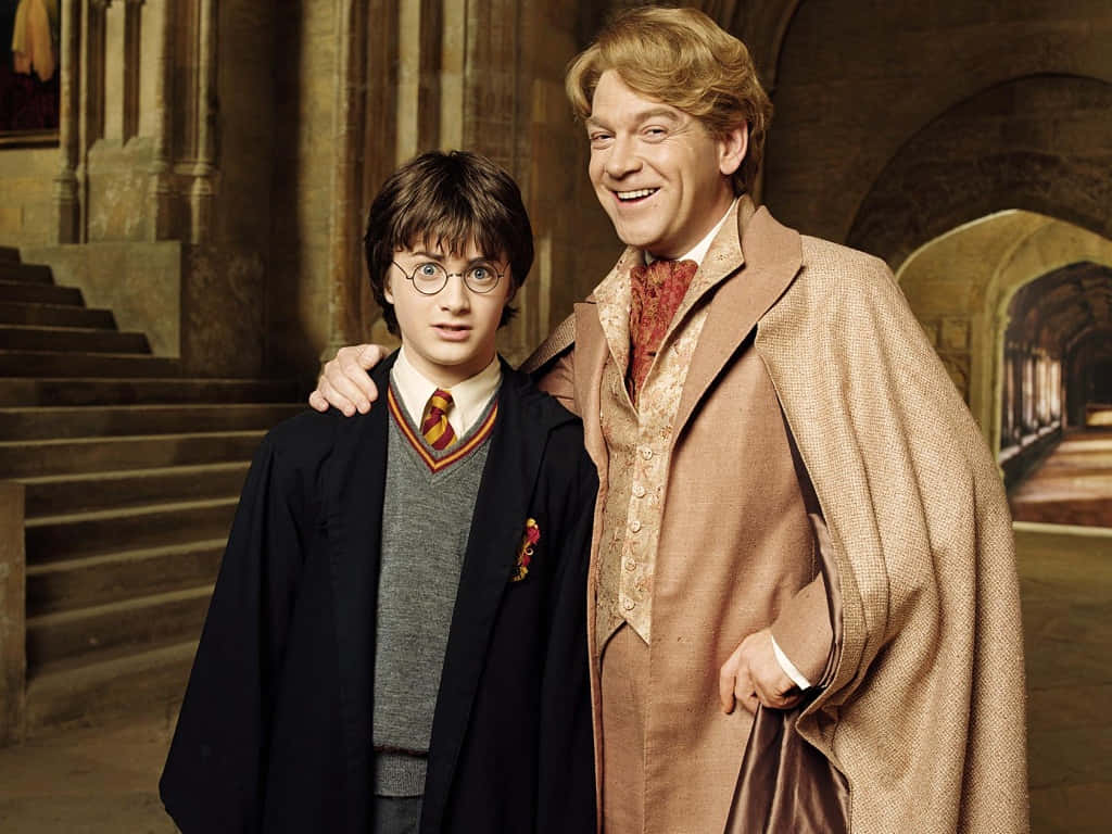 The Hogwarts Professors 桌布 壁紙 — 哈利波特與路平教授一同站在一個宏偉的石造走廊中，走廊有拱形通道和溫暖的燈光。