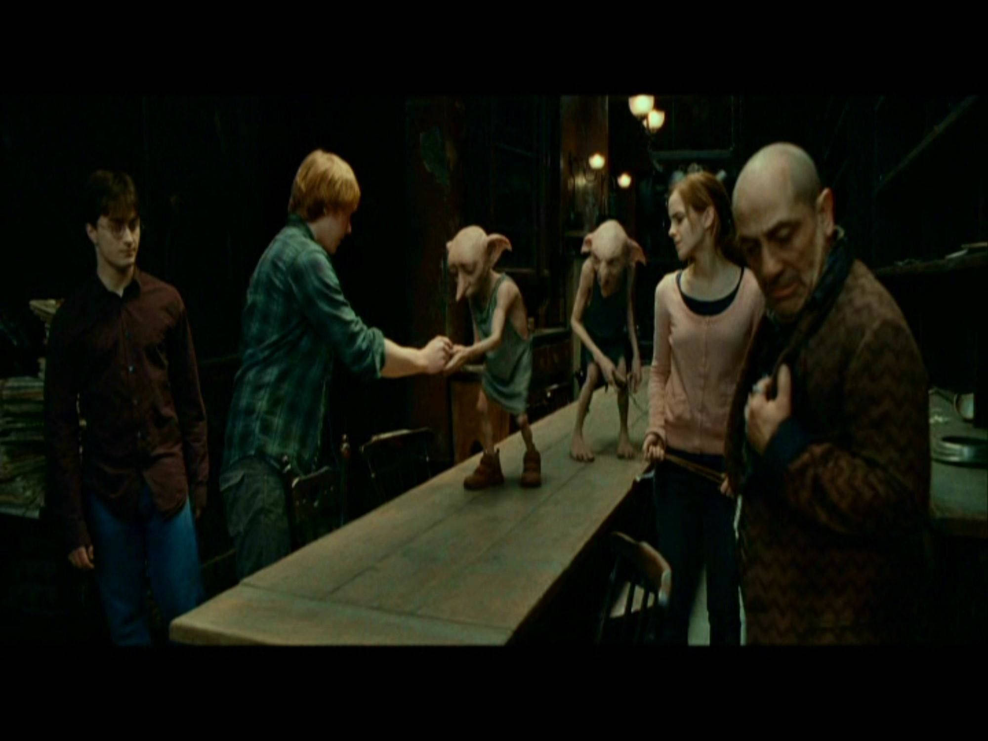 Hermione Granger 桌布 壁紙 — 哈利波特角色在燈光昏暗、雜亂的巫師銀行內部與妖精互動。