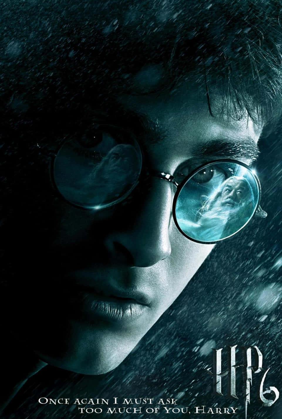 The Half-blood Prince 桌布 壁紙 — 哈利波特透過雨水凝視，鄧不利多的幽靈倒映在他的眼鏡上，背景是黑暗的暴風雨。
