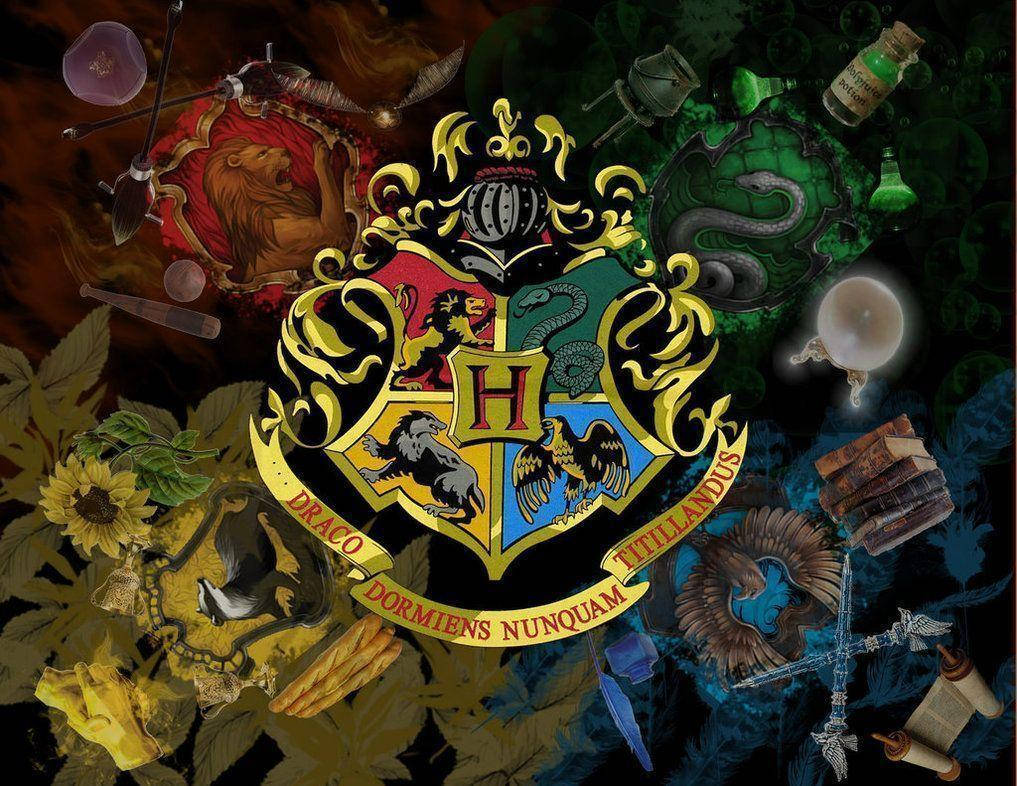 Harry Potter Gryffindor 桌布 壁紙 — 哈利波特霍格華茲校徽被學院標誌、魔法物品和向日葵環繞，背景為深色。
