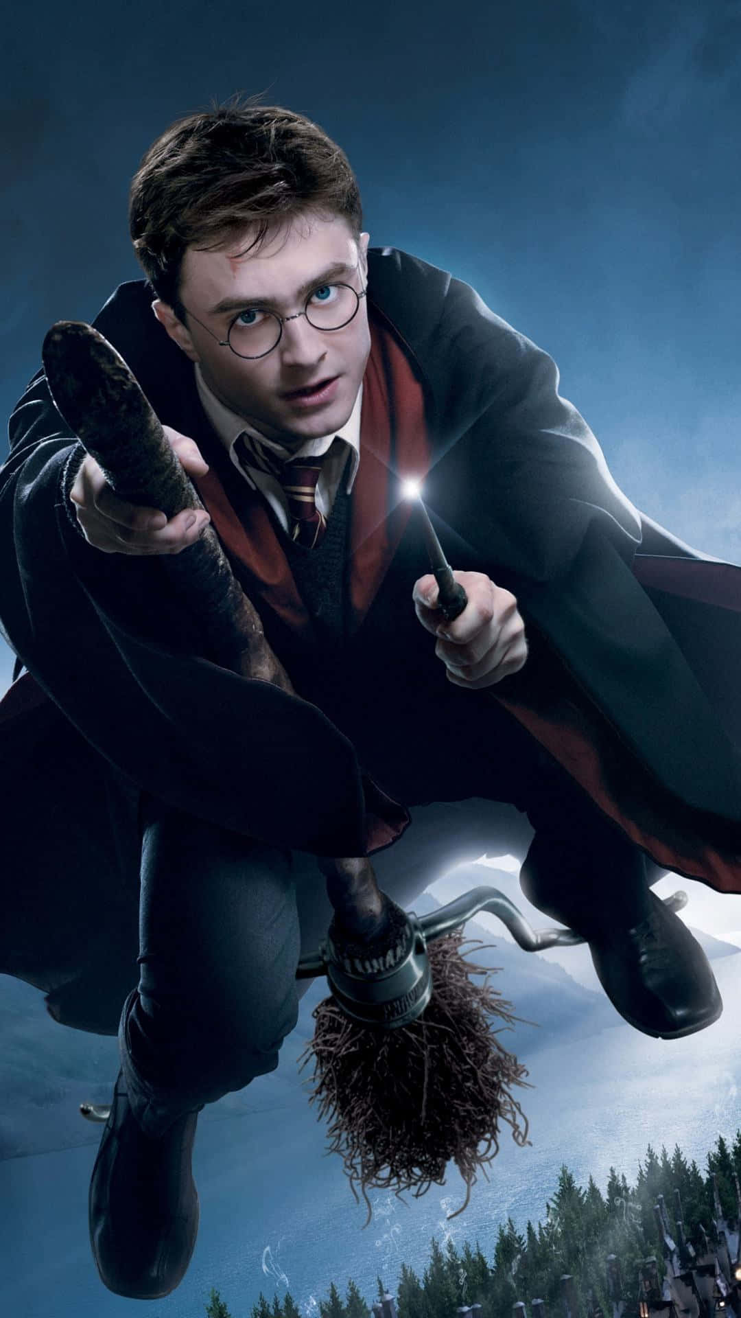 daniel radcliffe 桌布 壁紙 — 哈利波特騎著掃帚，揮舞著發光的魔杖，在風暴天空下飛越森林景觀。