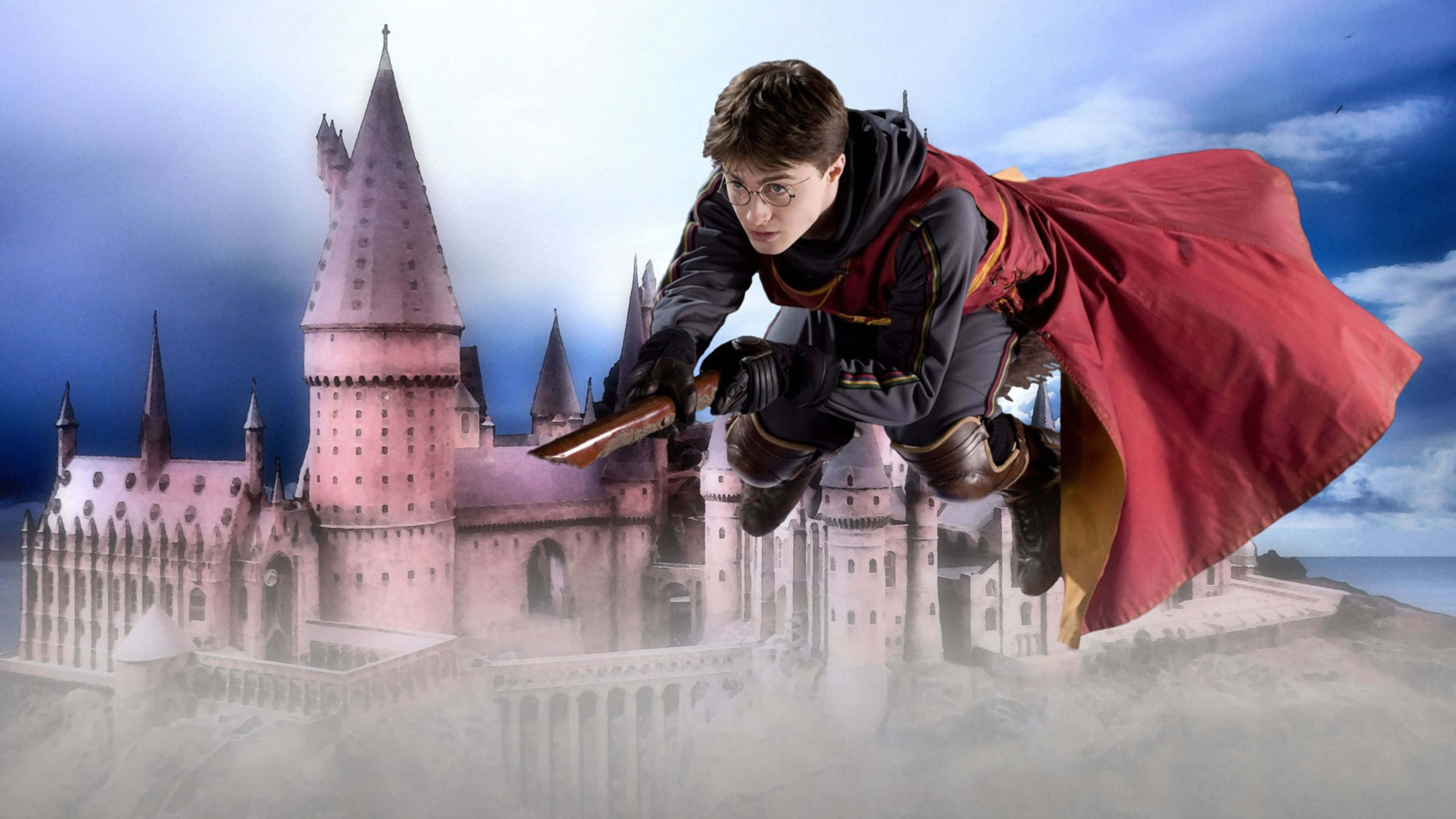 Harry Potter 4K 桌布 壁紙 — 哈利波特騎著掃帚飛越霍格華茲城堡，紅色斗篷在陰雲密布的天空中飄揚。