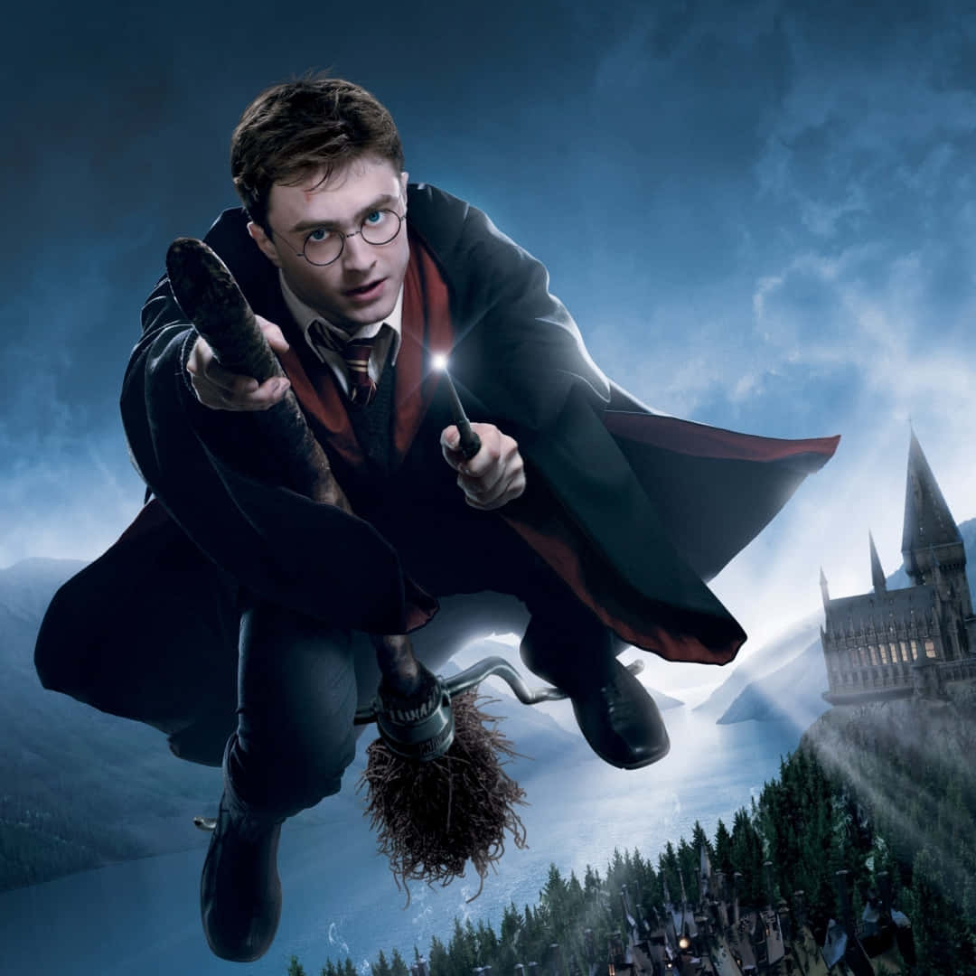 Harry Potter Profile 桌布 壁紙 — 哈利波特騎著掃帚飛過湖面，遠處是霍格華茲城堡，天空風雨交加。