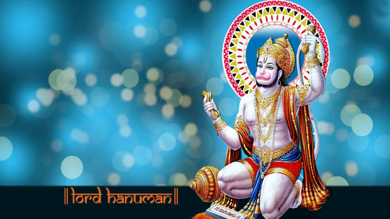hanuman art 桌布 壁紙 — 哈努曼勳爵以雄偉的姿勢坐著，佩戴金色珠寶和紅橙色長袍，背景是發光的藍色散景。