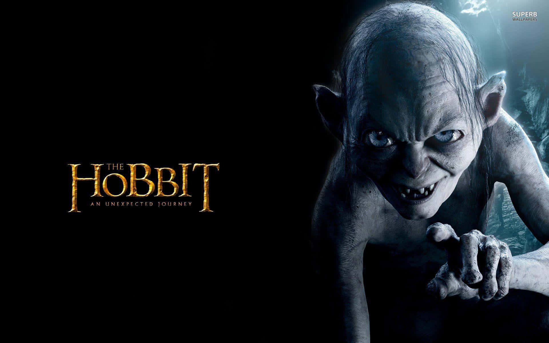Gollum 桌布 壁紙 — 哈比人電影中咕嚕的威脅性特寫，眼睛發光，牙齒鋒利，背景黑暗。