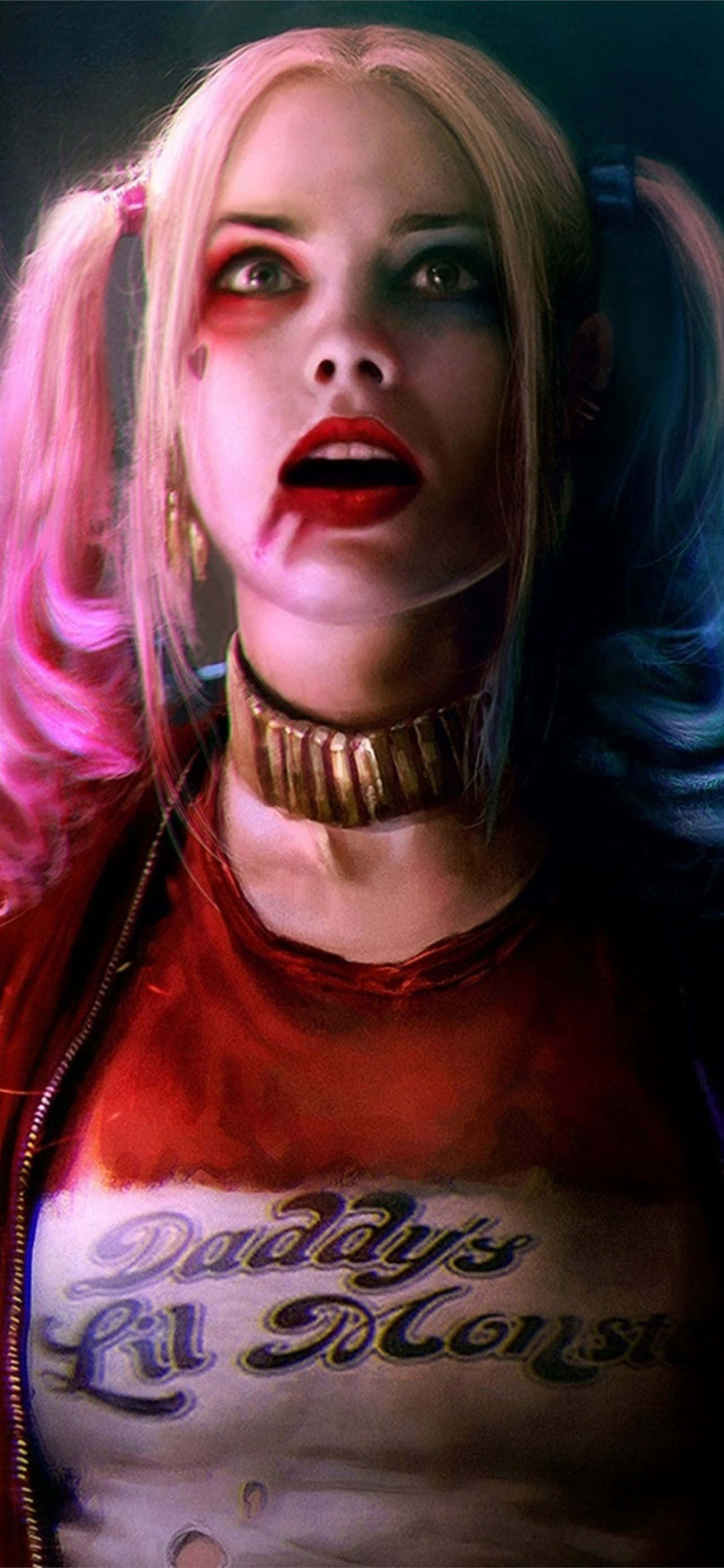 Margot Robbie Harley Quinn 桌布 壁紙 — 哈莉·奎茵以粉紅和藍色雙馬尾、紅唇和金色頸鏈在深色背景下凝視。