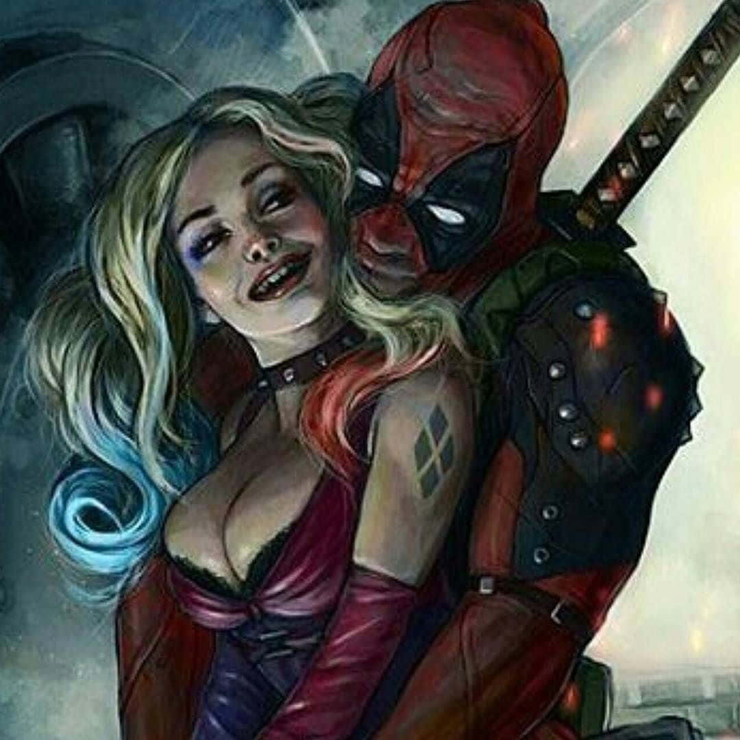 Deadpool And Vanessa 桌布 壁紙 — 哈莉·奎茵和死侍在一幅戲劇性的漫畫插圖中擁抱，色彩大膽，姿勢動感。