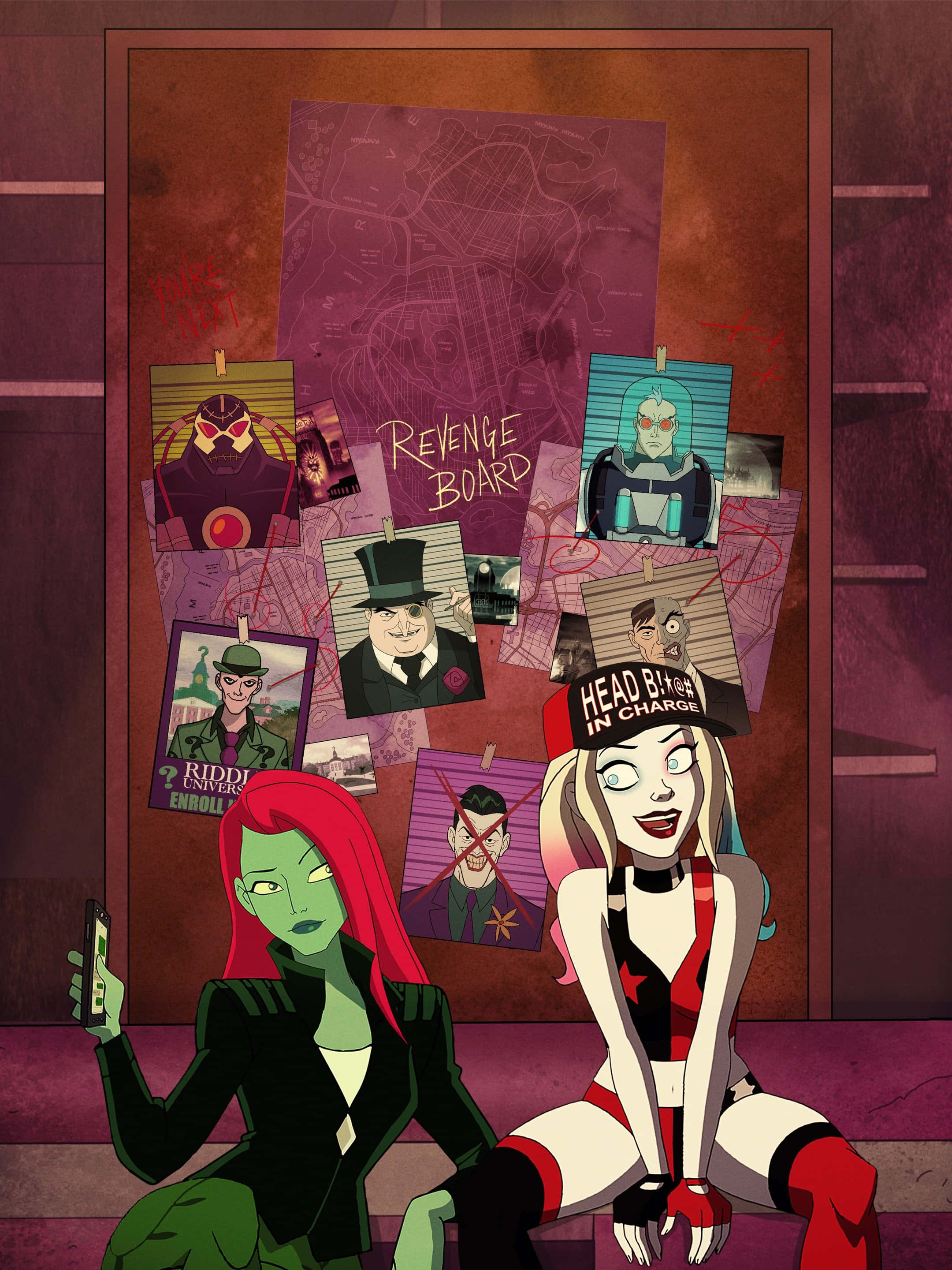 Harley Quinn And Poison Ivy 桌布 壁紙 — 哈莉·奎茵和毒藤女坐在一個紫色復仇板前，板上釘滿了反派照片和地圖，場景充滿 gritty 動畫風格。