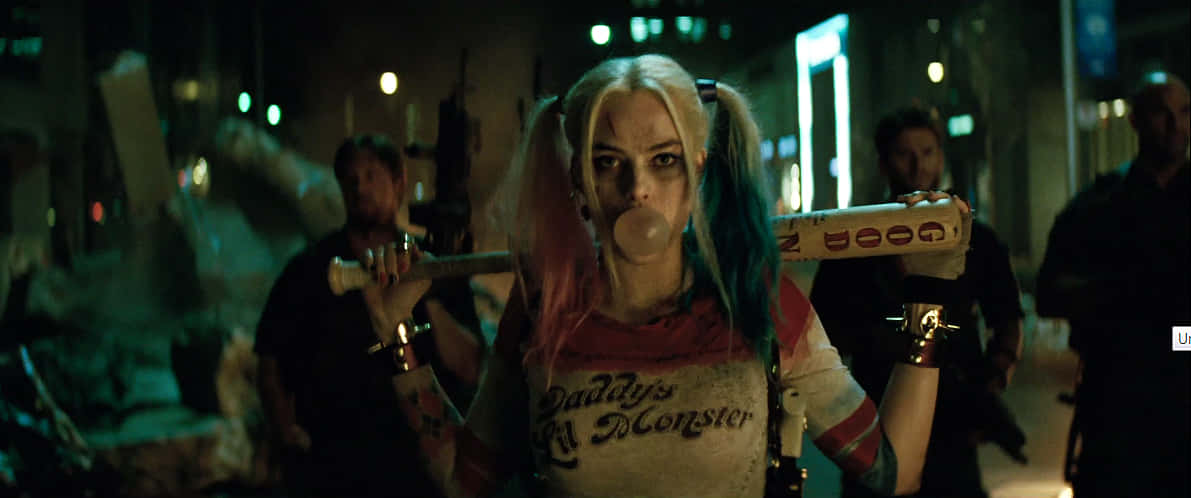 Margot Robbie Harley Quinn 桌布 壁紙 — 哈莉·奎茵在夜晚霓虹燈照亮的城市小巷中，一邊拿著棒球棍，一邊吹著泡泡糖。