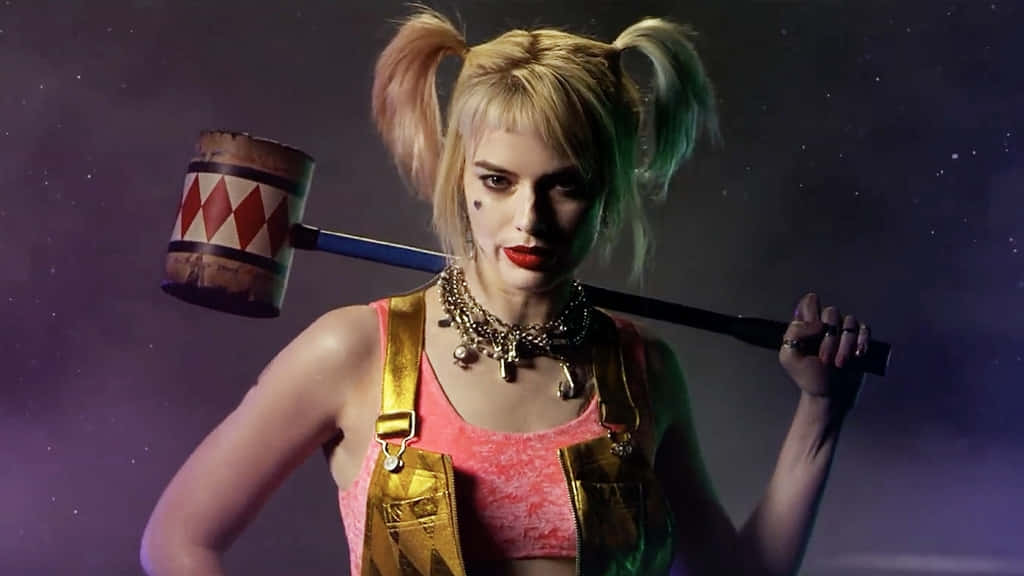 Harley Quinn Hammer 桌布 壁紙 — 哈莉·奎茵在繁星點點的紫色夜空下，手持大錘，展現她標誌性的雙馬尾和誇張妝容。