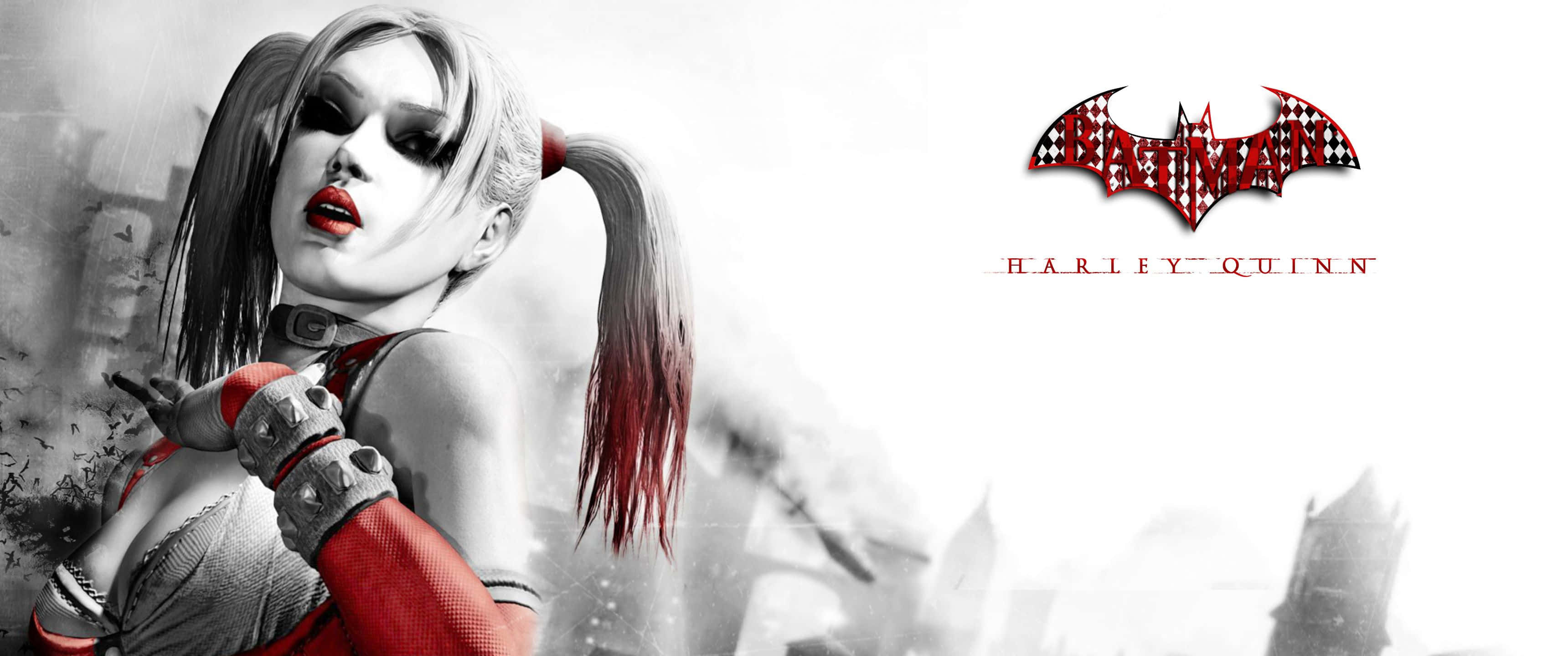 3440x1440p Batman Arkham City 桌布 壁紙 — 哈莉·奎茵在風格化的漫畫插圖中自信地擺姿勢，以鮮明的紅色點綴，背景是灰階的高譚市。