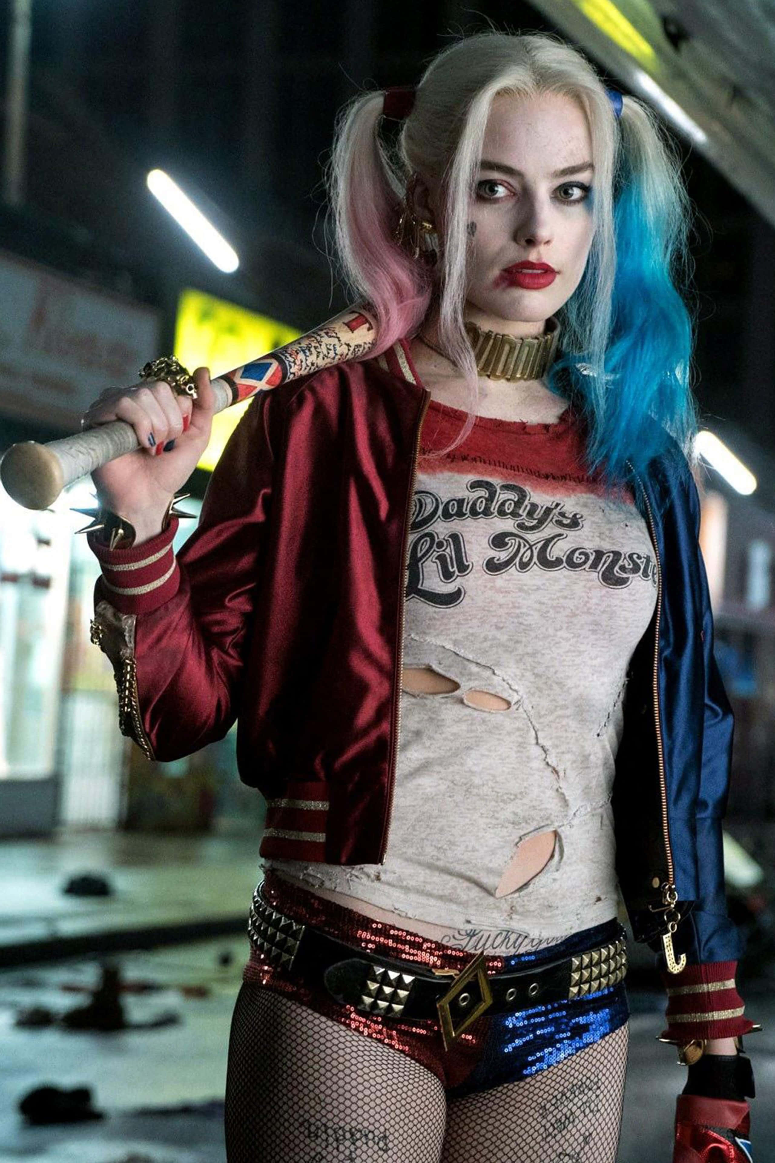 Harley Quinn Suicide Squad 桌布 壁紙 — 哈莉·奎茵在骯髒的小巷中挑釁地站著，手持棒球棍，標誌性的粉藍雙馬尾和誇張妝容。