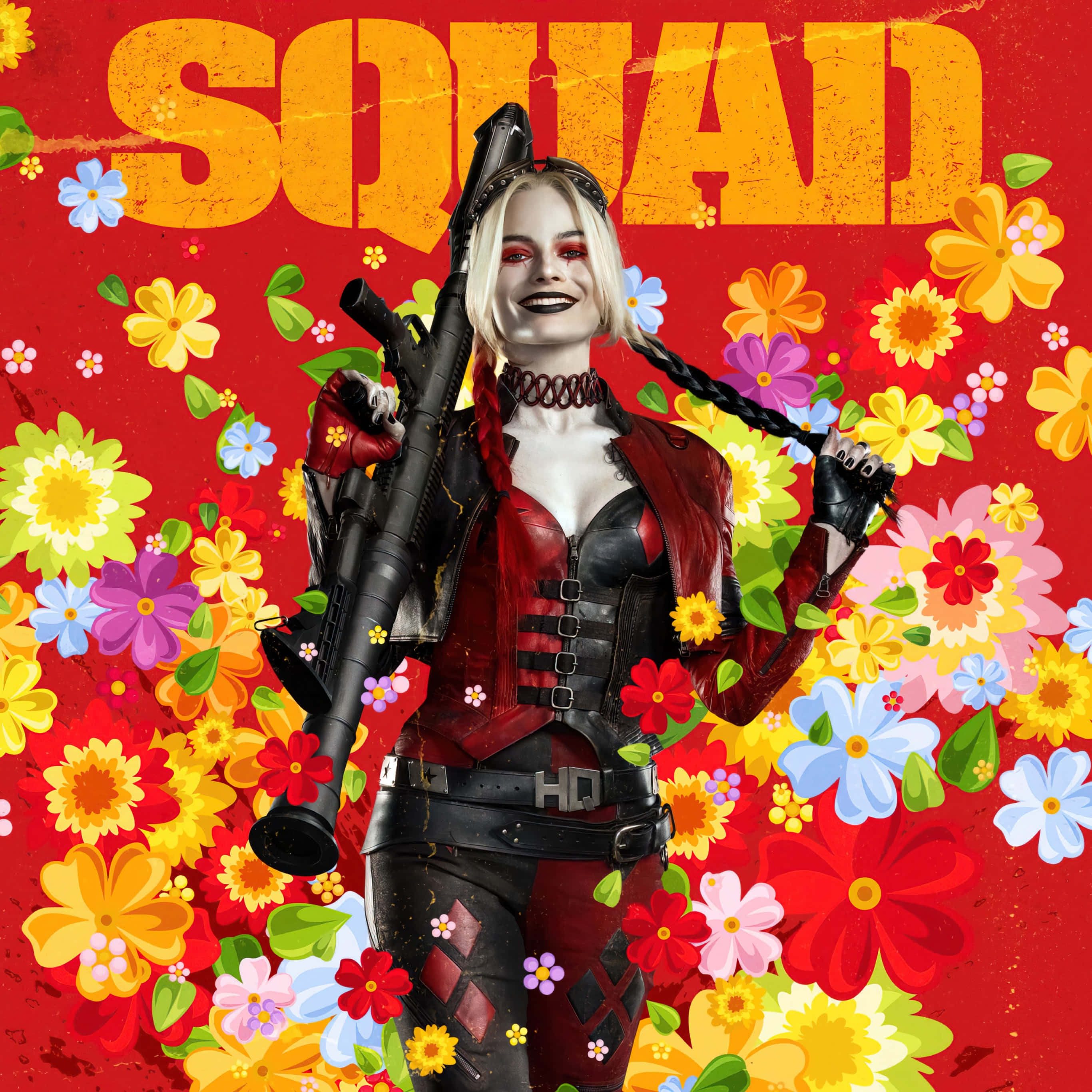 Margot Robbie Harley Quinn 桌布 壁紙 — 哈莉·奎茵在鮮豔的紅色背景前，於色彩繽紛的花海中微笑，手持步槍。