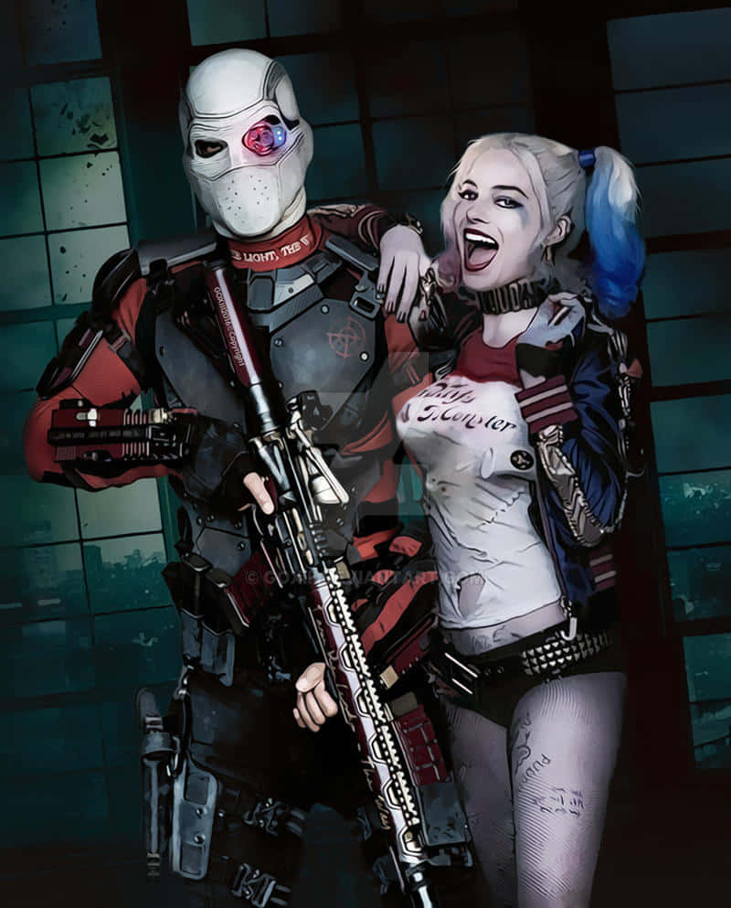 Deadshot And Harley Quinn 桌布 壁紙 — 哈莉·奎茵在黑暗窗戶背景下，開心地在一位身穿戰術裝備、手持步槍的蒙面士兵旁邊大笑。