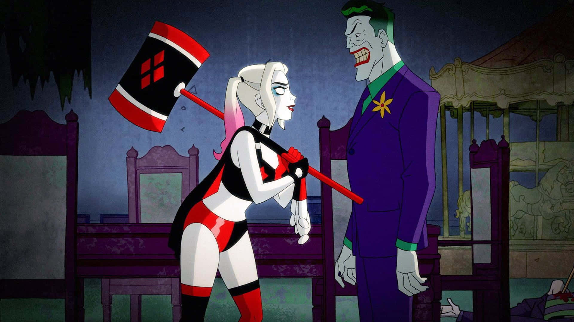 Harley Quinn Hammer 桌布 壁紙 — 哈莉·奎茵手持大槌，與小丑在昏暗的哥德式房間中面對面站立。