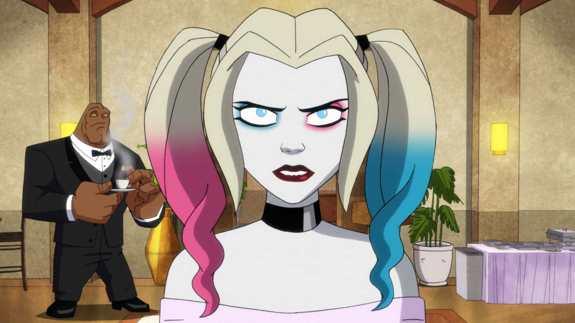 Harley Quinn Anime Series 桌布 壁紙 — 哈莉·奎茵扎著粉紅和藍色雙馬尾，在溫暖燈光下的高級房間裡，身後有管家拿著茶杯，她凝視著前方。