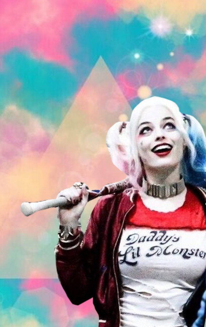 Harley 桌布 壁紙 — 哈莉·奎茵拿著球棒，在充滿發光星星和幾何三角形的鮮豔迷幻天空下頑皮地咧嘴笑。