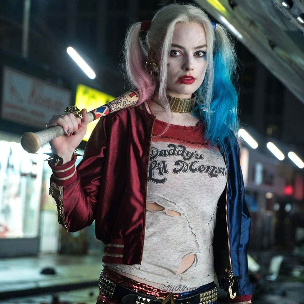 Margot Robbie Harley Quinn 桌布 壁紙 — 哈莉·奎茵挑釁地站在骯髒的城市小巷中，手持棒球棍，留著她標誌性的粉藍雙馬尾。