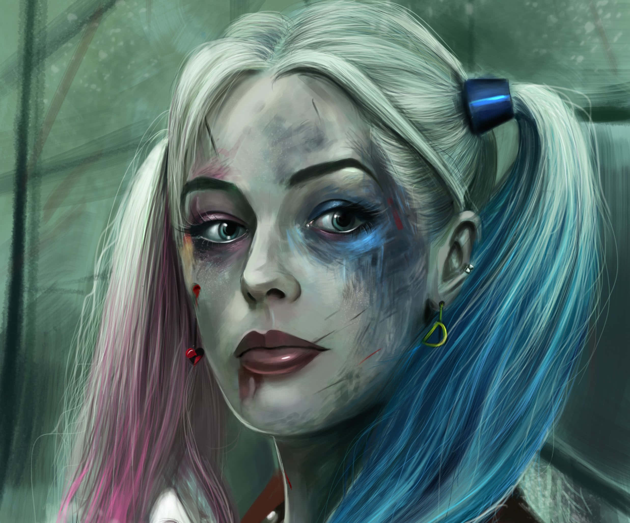 Harley Quinn Suicide Squad 桌布 壁紙 — 哈莉·奎茵的數位特寫肖像，凌亂的藍色和粉紅色雙馬尾，化妝品弄污，臉部瘀傷，眼神強烈。